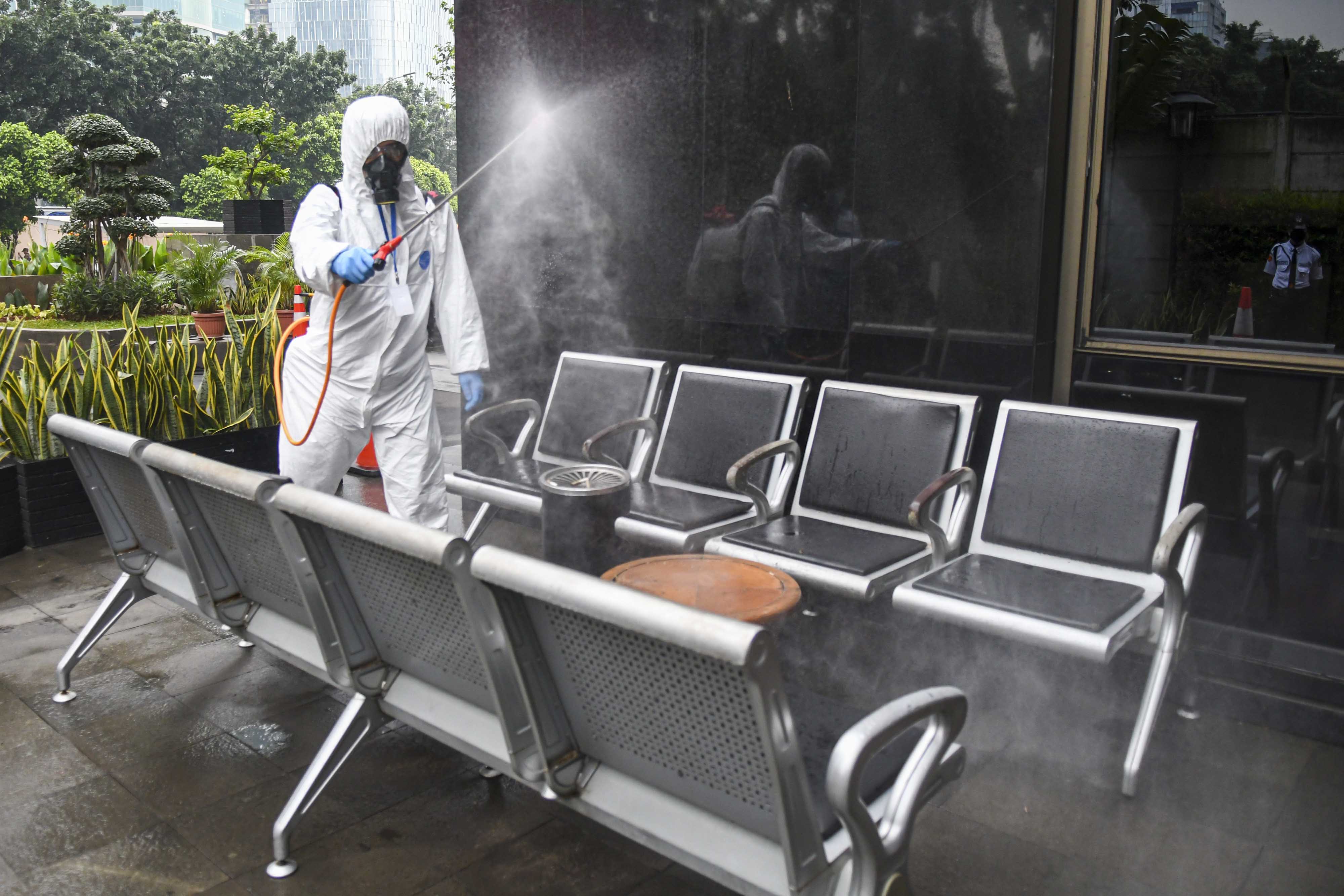 Penyemprotan Cairan Disinfektan di KPK