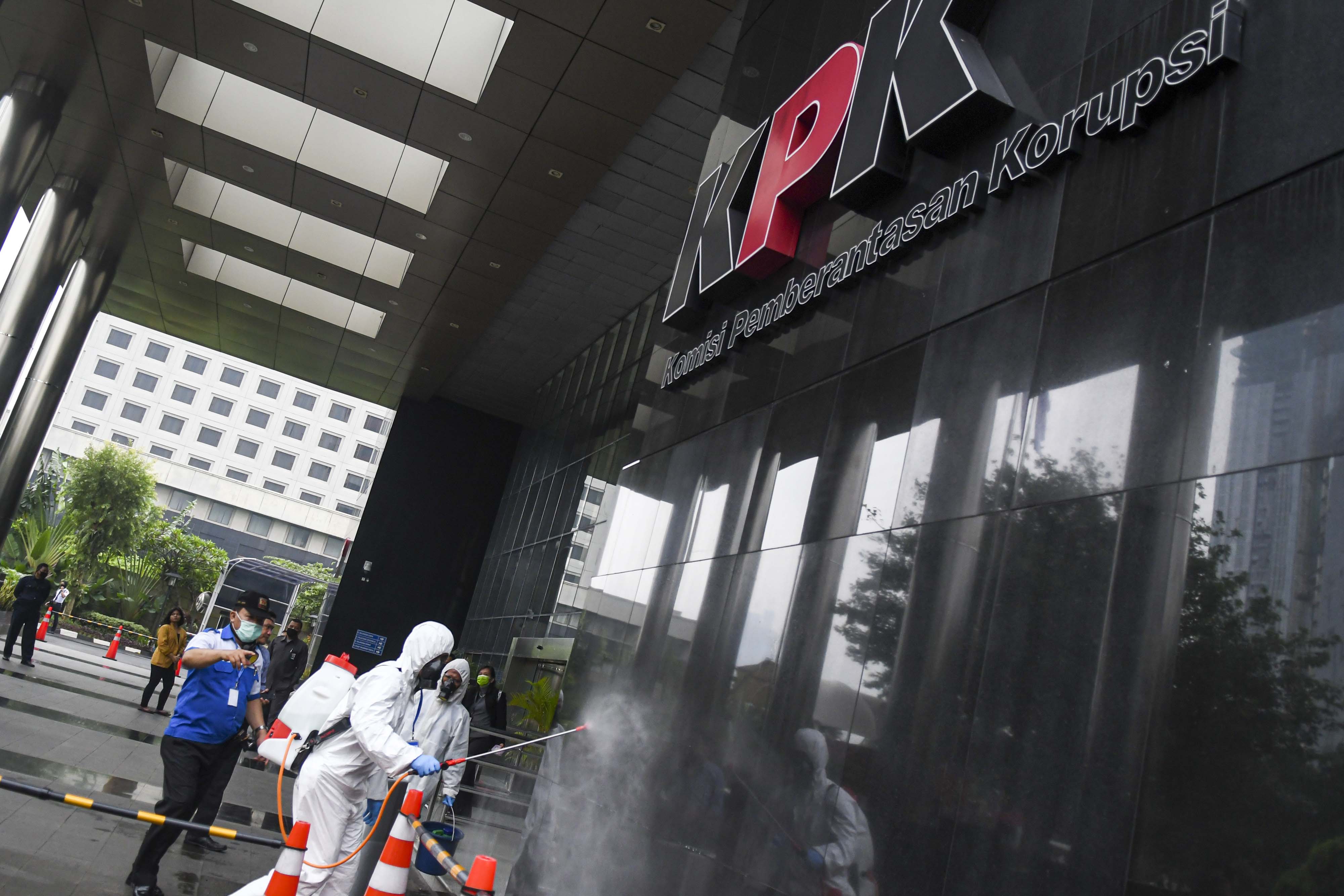 Penyemprotan Cairan Disinfektan di KPK