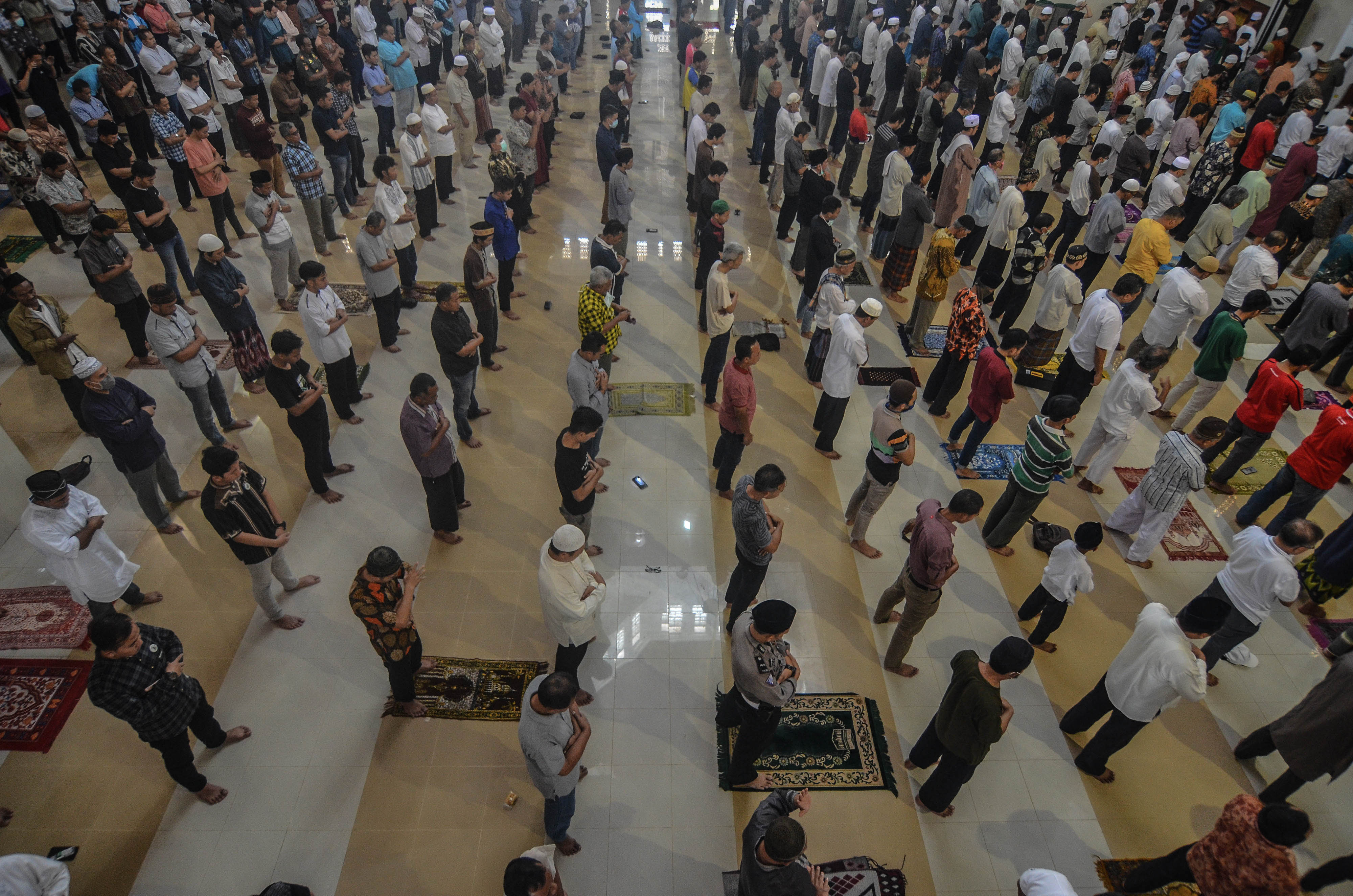 Jamaah Menjaga Jarak Saat Shalat Jumat