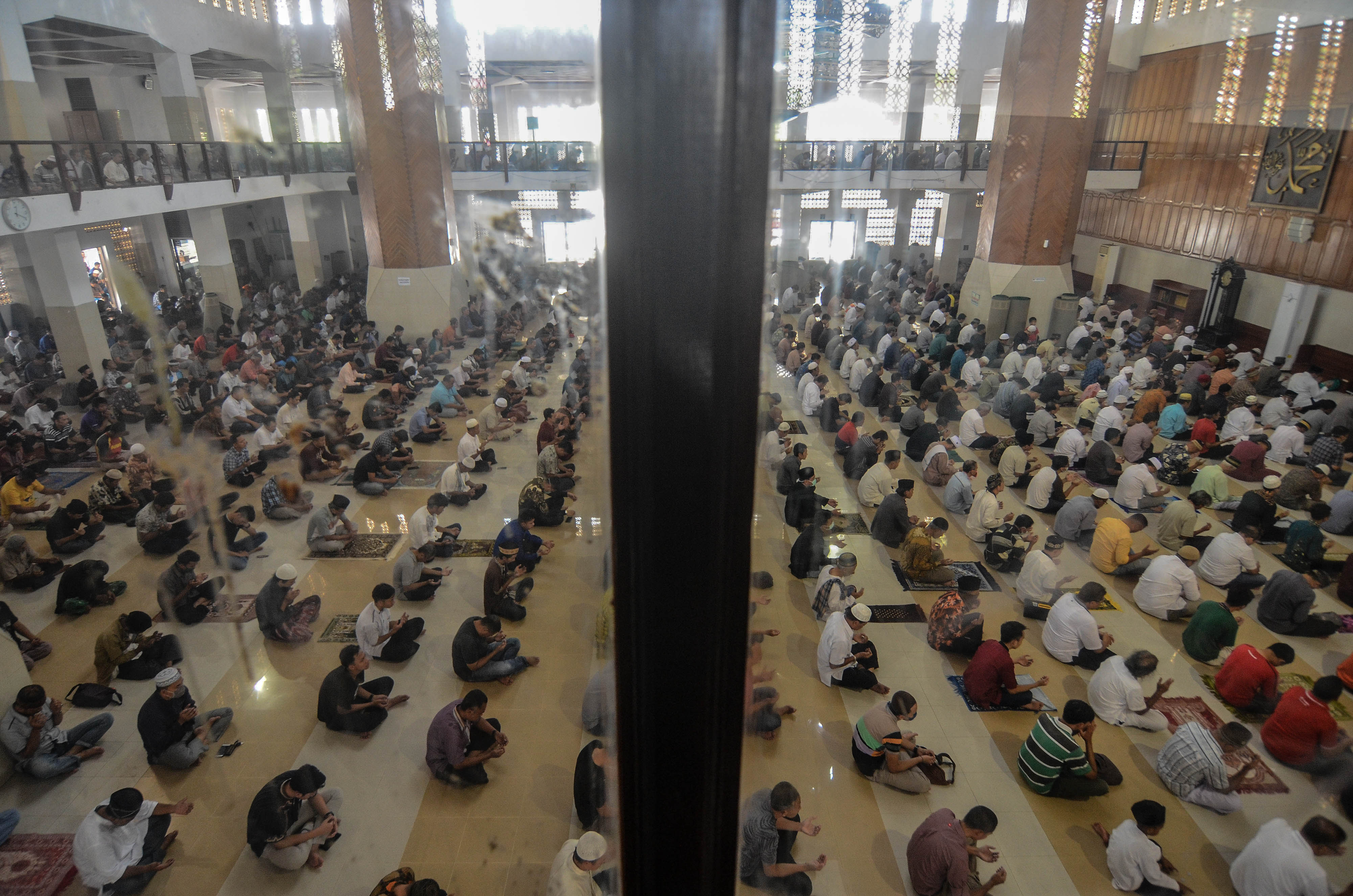Jamaah Menjaga Jarak Saat Shalat Jumat