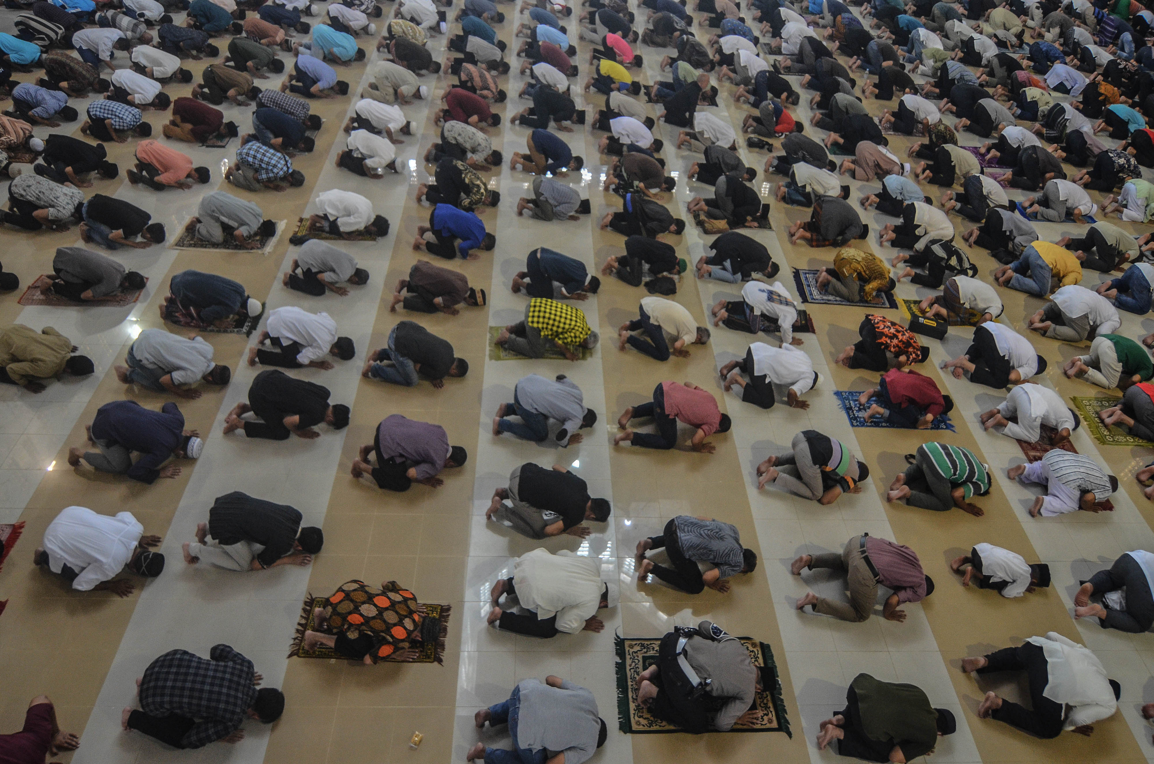 Jamaah Menjaga Jarak Saat Shalat Jumat