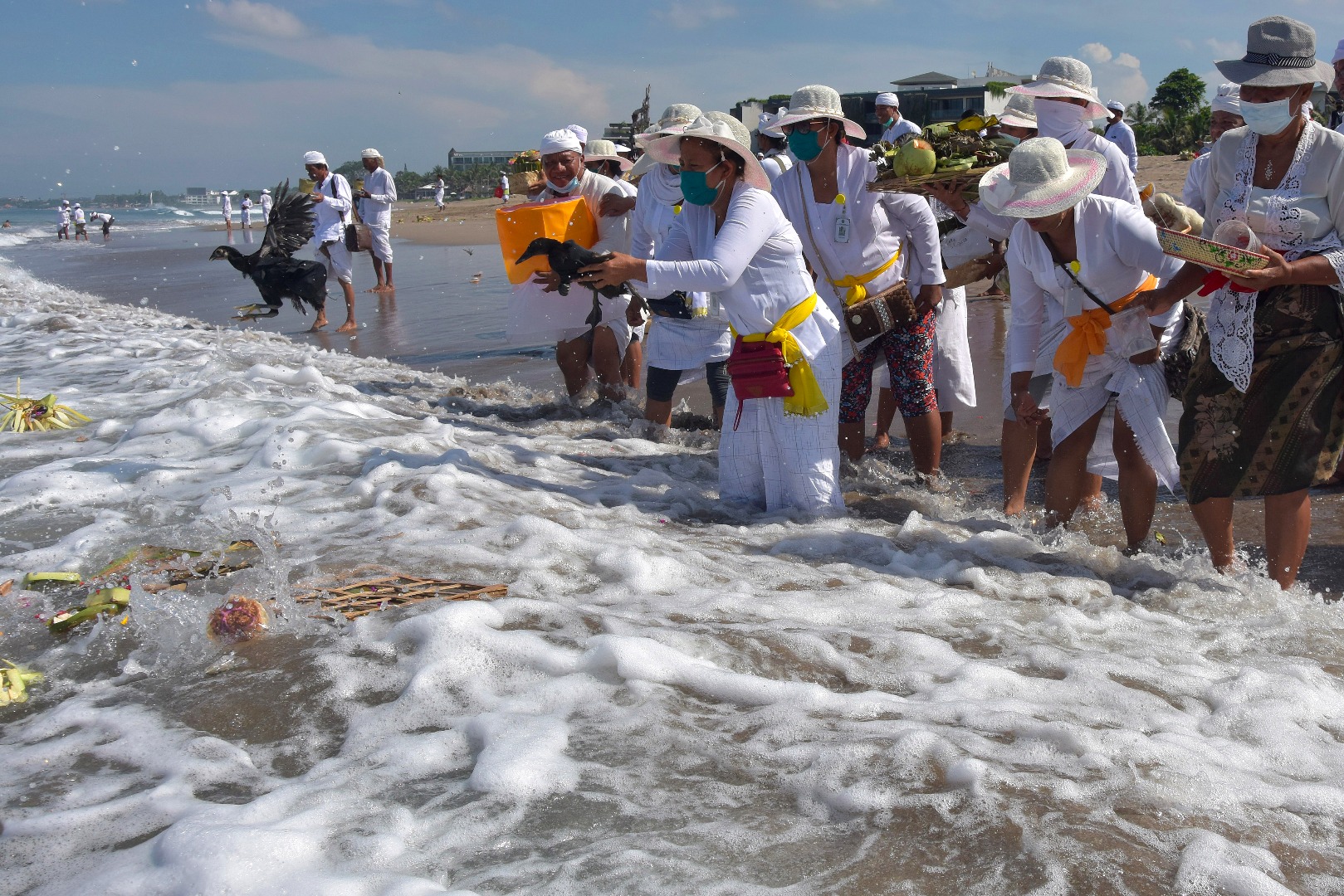 Upacara Melasti Dalam Bayang-Bayang Korona