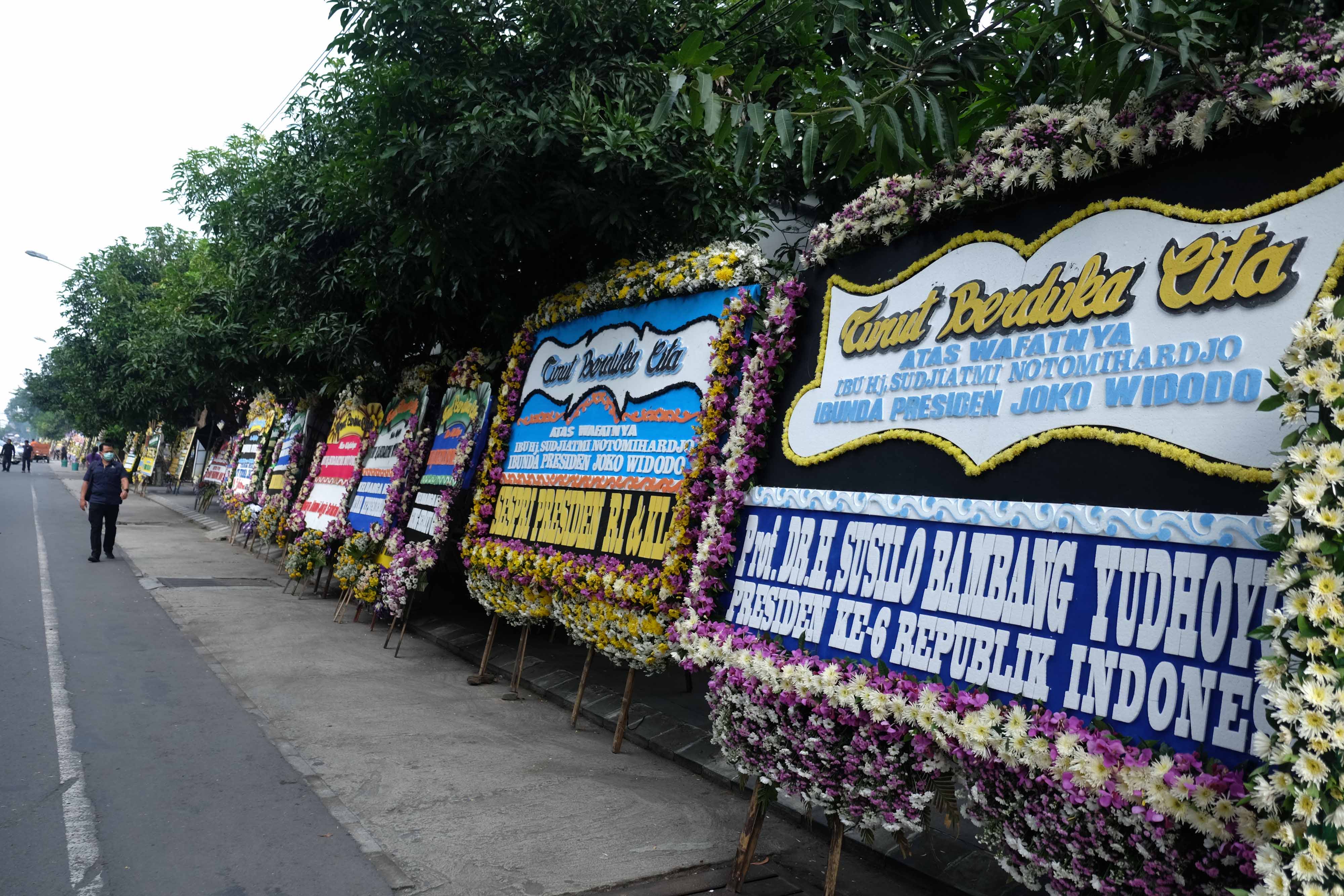 Karangan  Bunga Untuk Ibunda Presiden