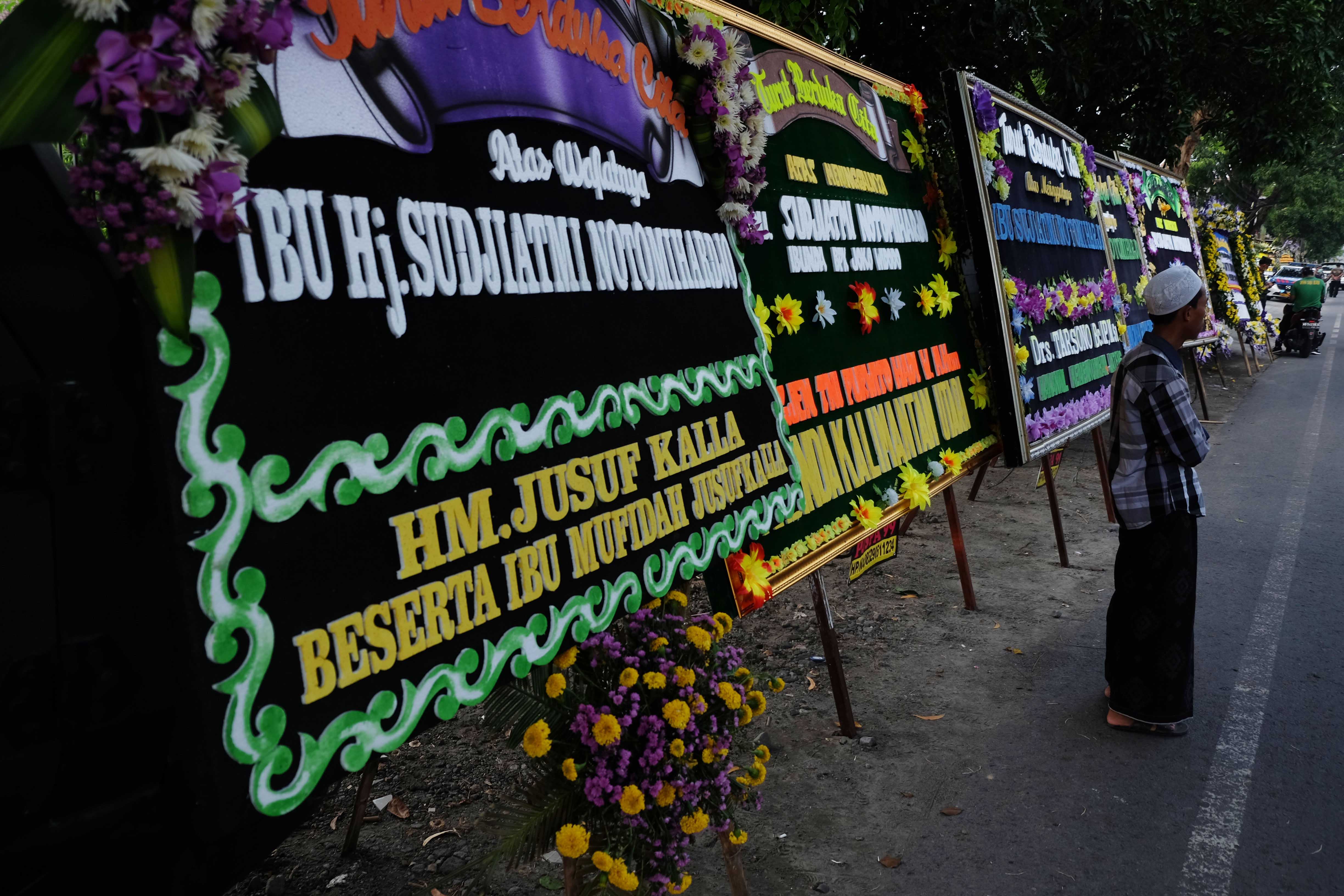 Karangan  Bunga Untuk Ibunda Presiden