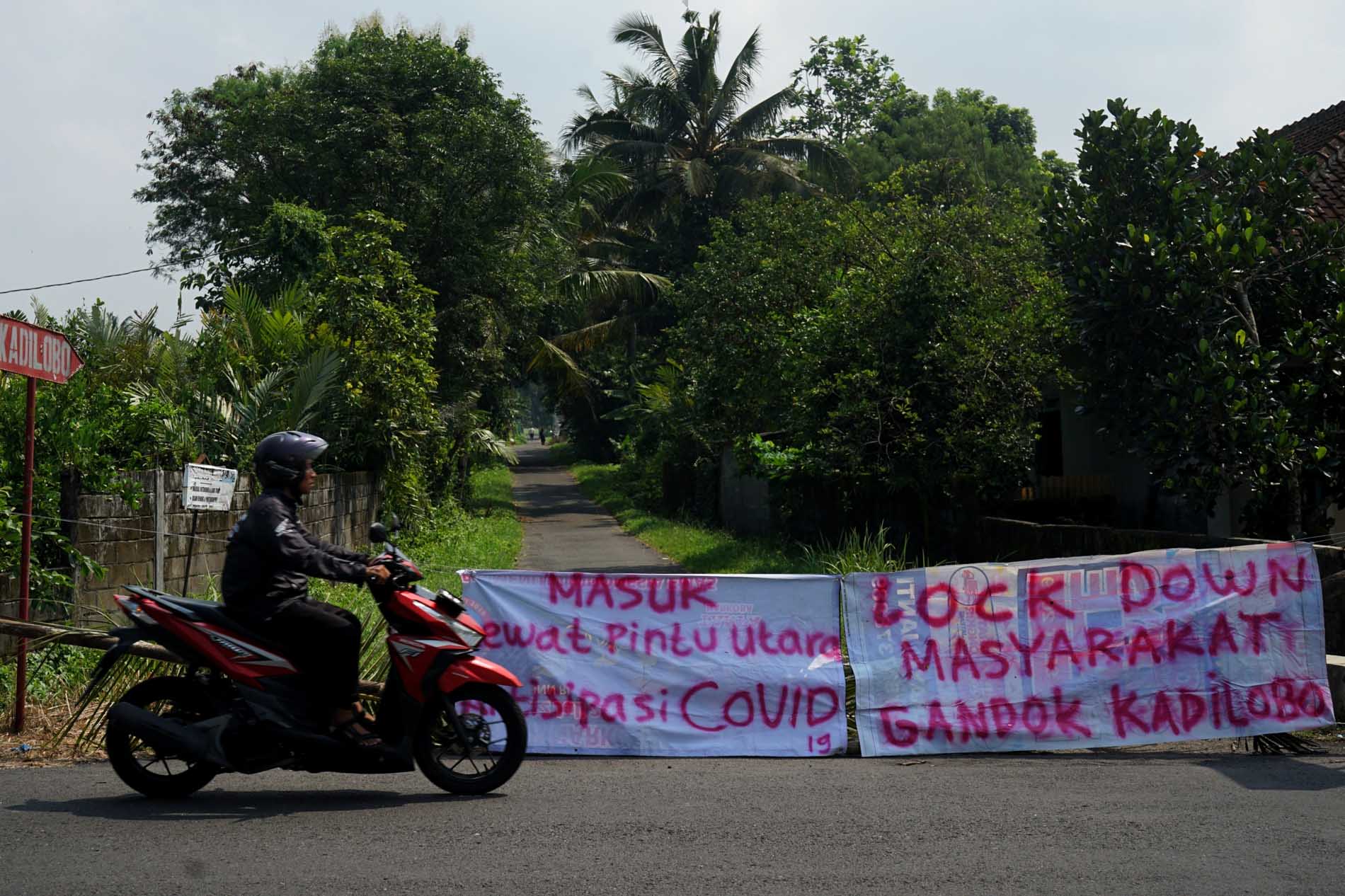 Cegah Covid-19, Akses Masuk Kampung Ditutup