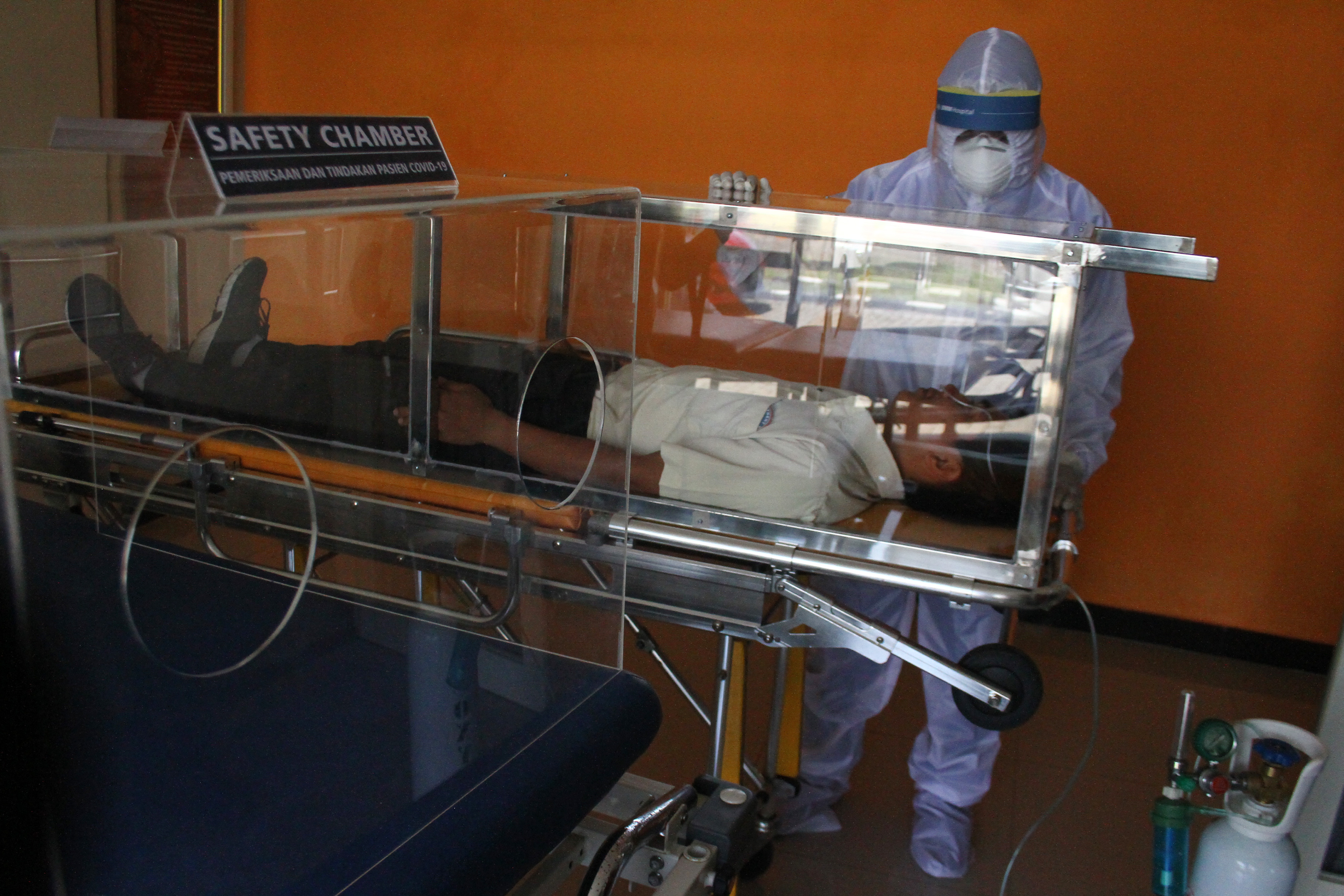 Mencoba Inovasi Bilik Pengaman Covid-19