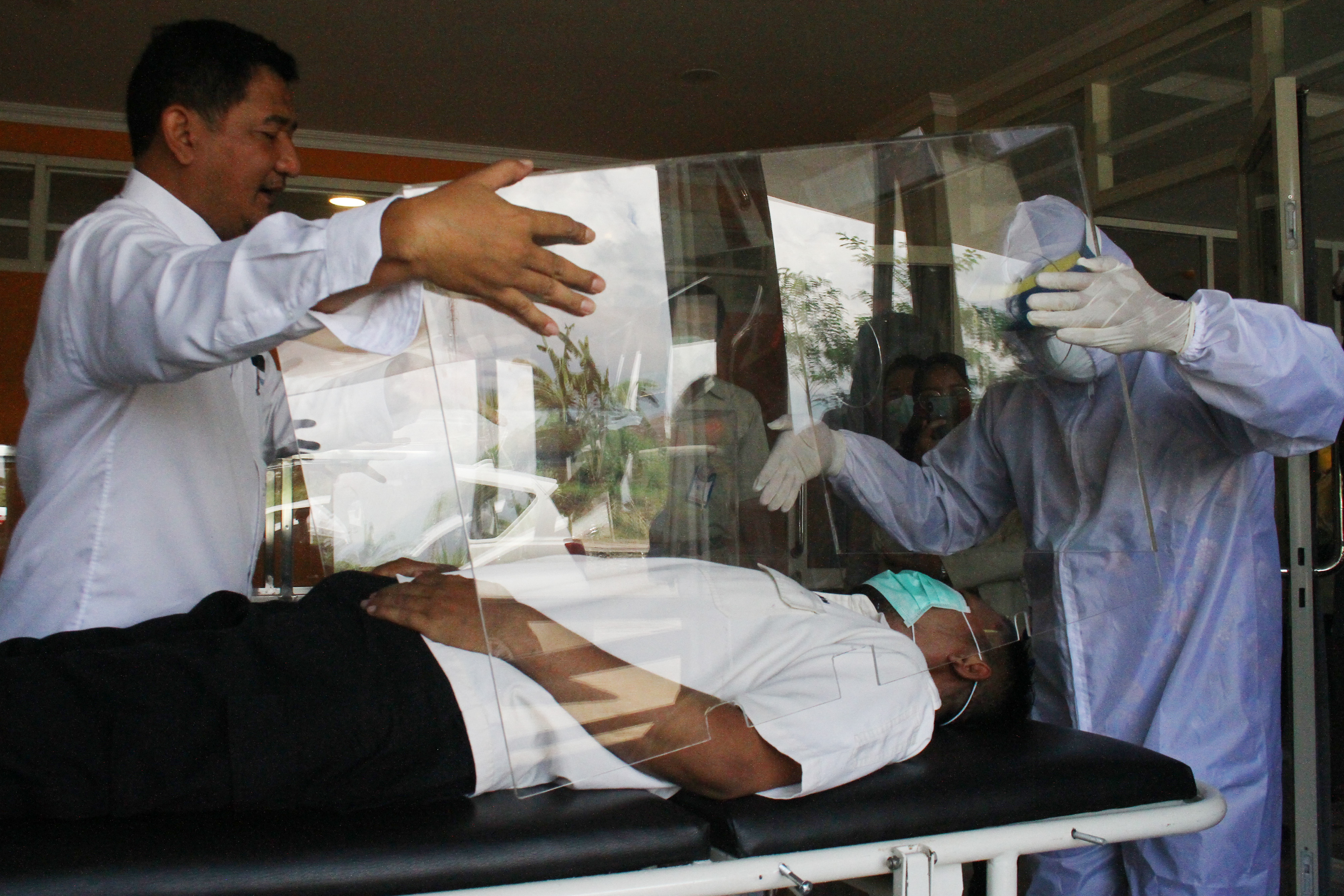 Mencoba Inovasi Bilik Pengaman Covid-19