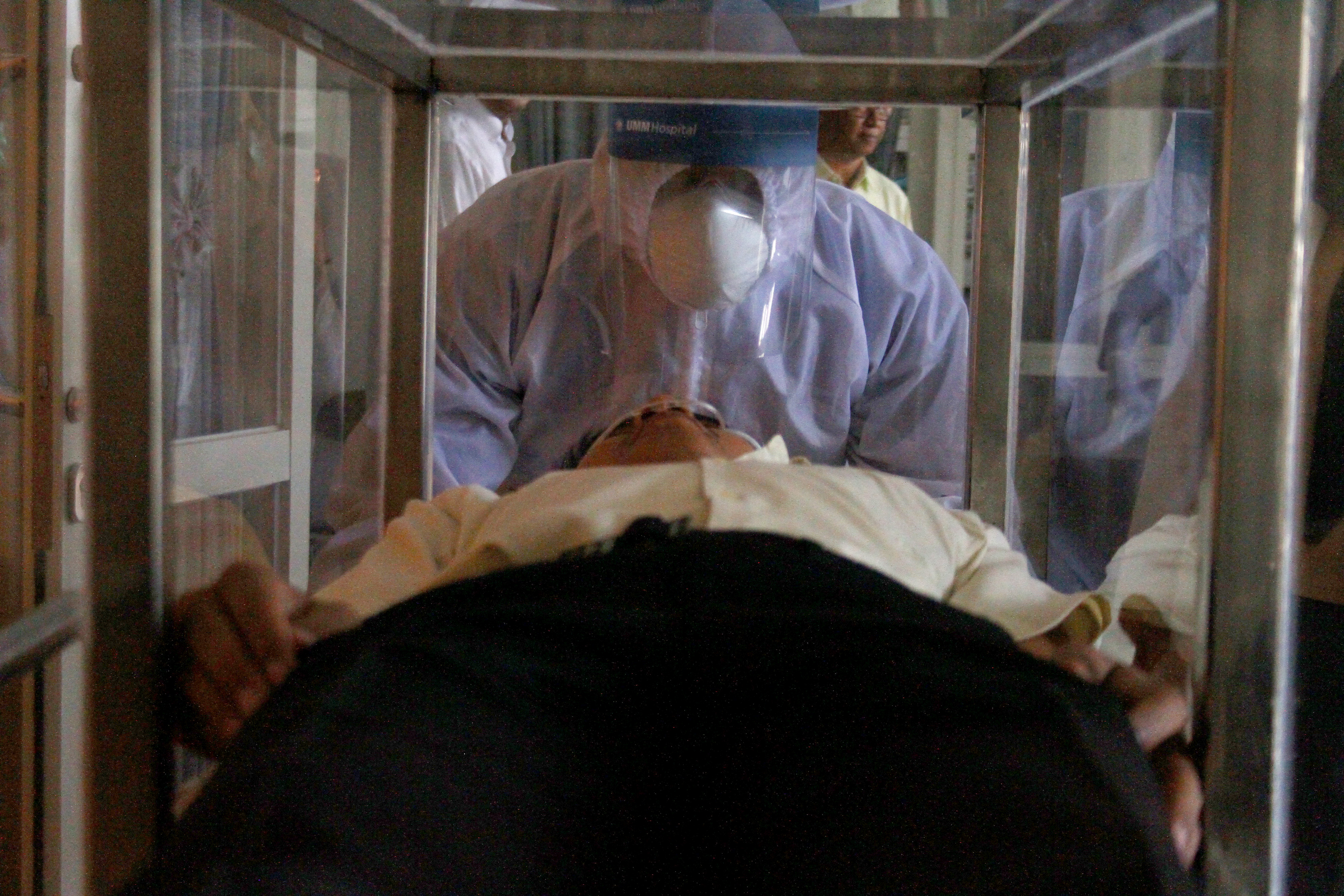 Mencoba Inovasi Bilik Pengaman Covid-19