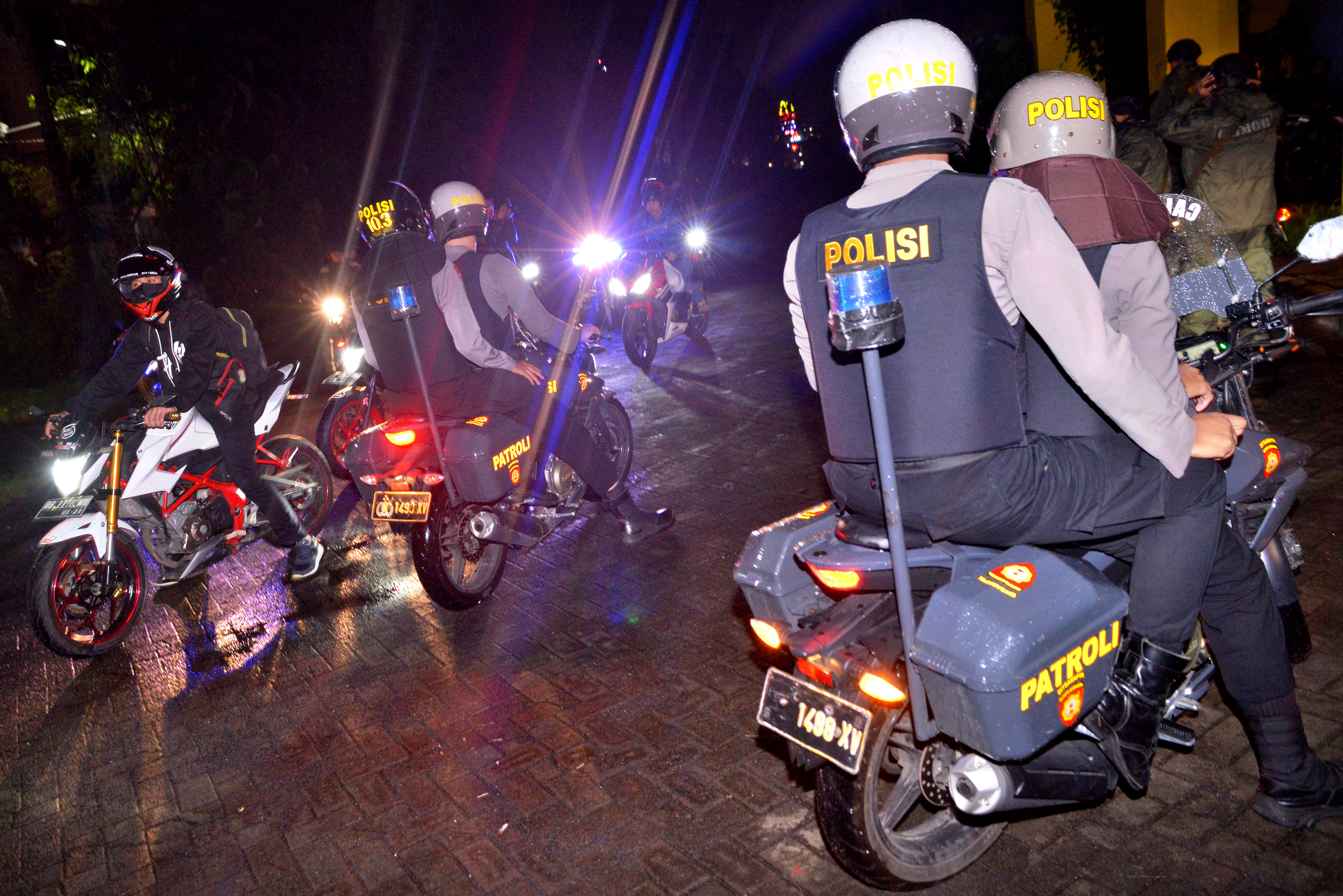 Patroli Bubarkan Kerumunan Warga Cegah Penyebaran Korona