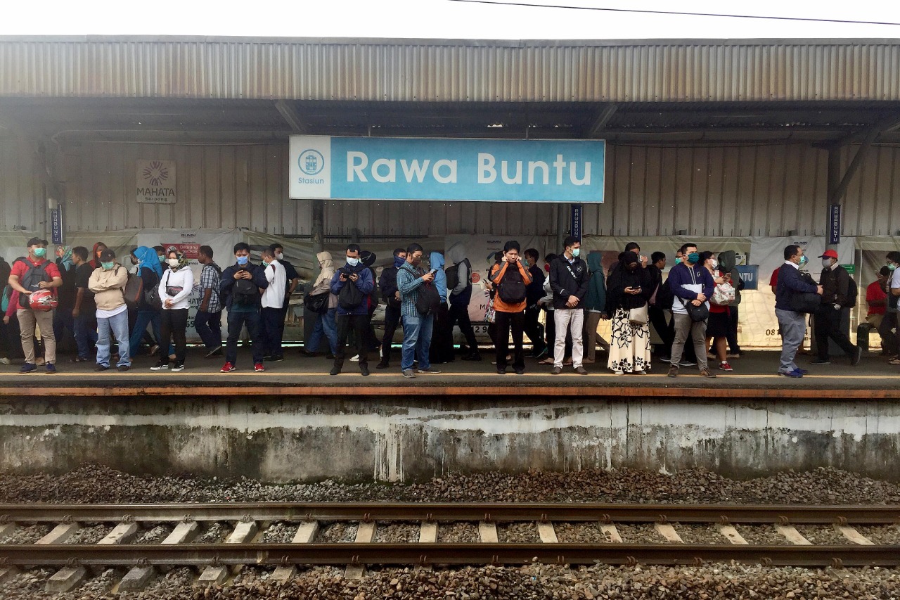 Penumpang KRL Masih Berdesakan