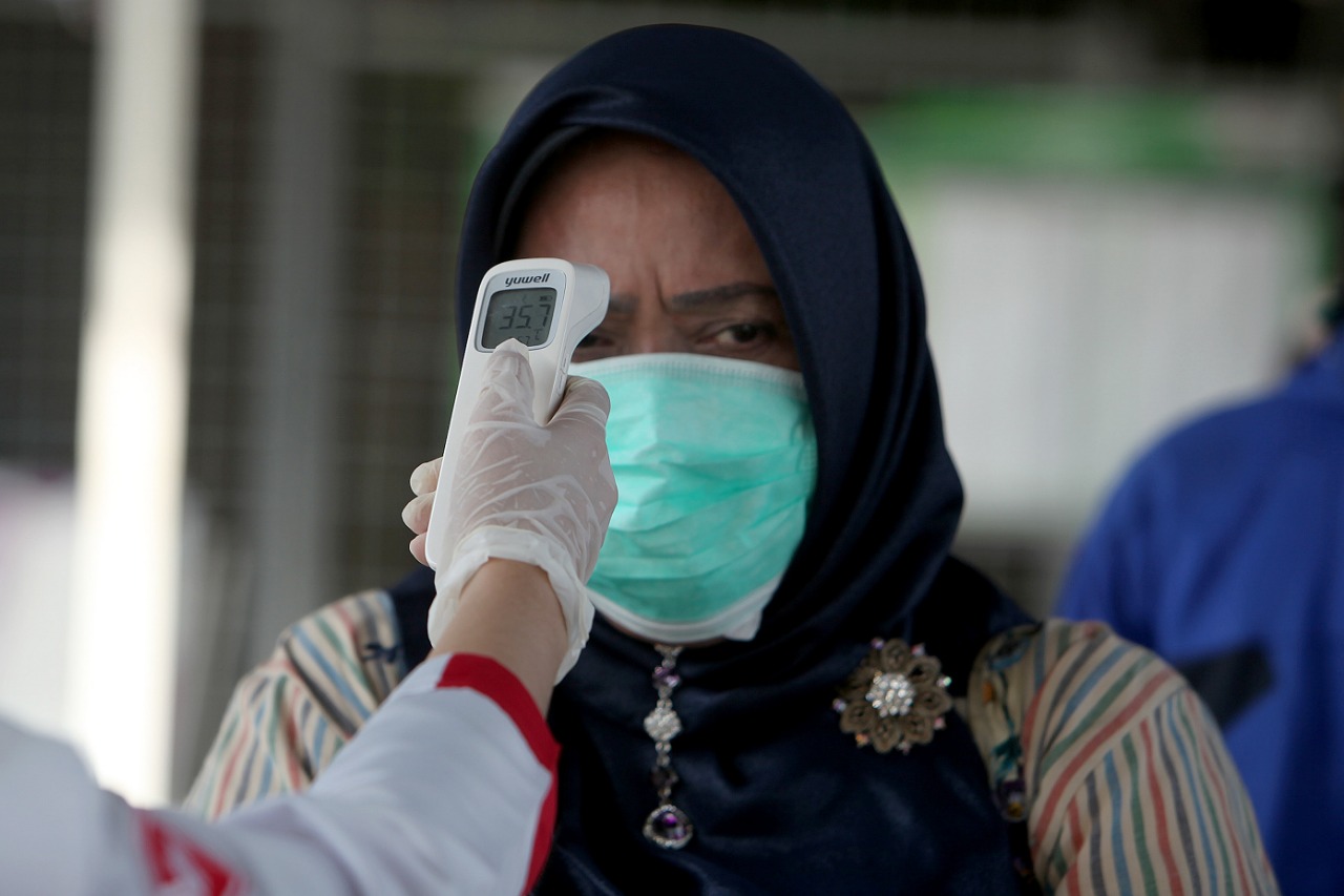 Periksa Suhu Tubuh Penumpang KRL