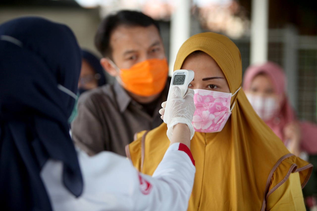 Periksa Suhu Tubuh Penumpang KRL