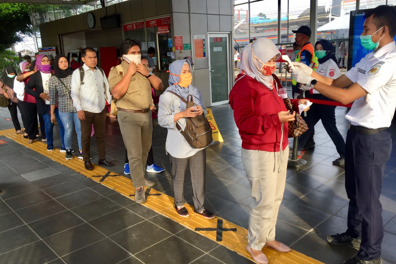 Periksa Suhu Tubuh Penumpang KRL