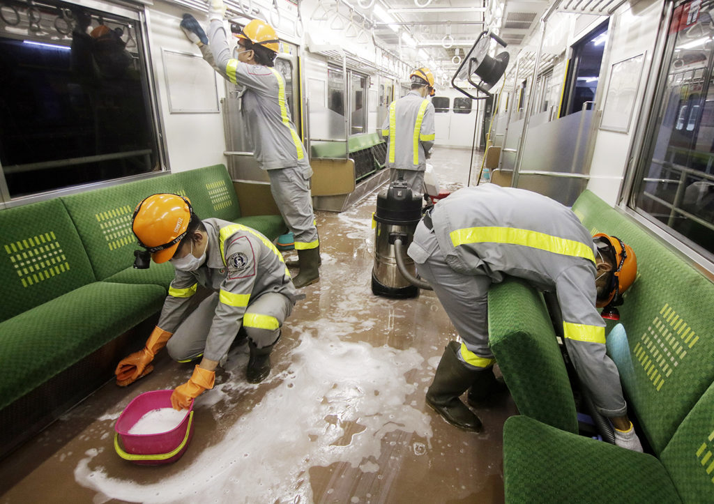 Gerbong KRL Dibersihkan Antisipasi Virus Korona