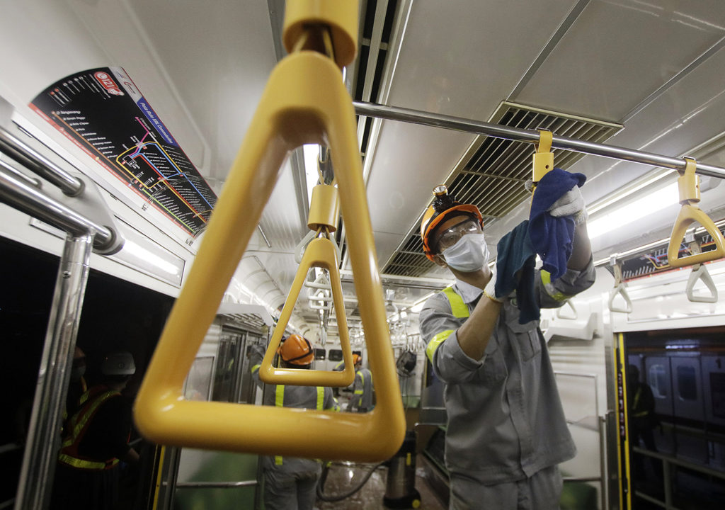 Gerbong KRL Dibersihkan Antisipasi Virus Korona