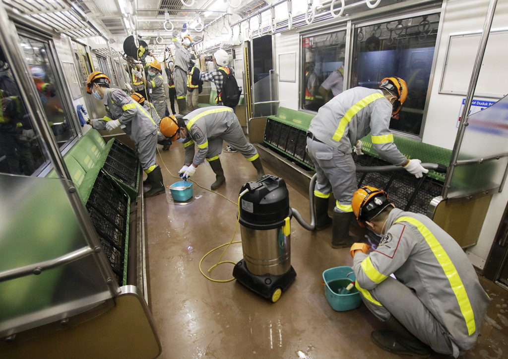 Gerbong KRL Dibersihkan Antisipasi Virus Korona