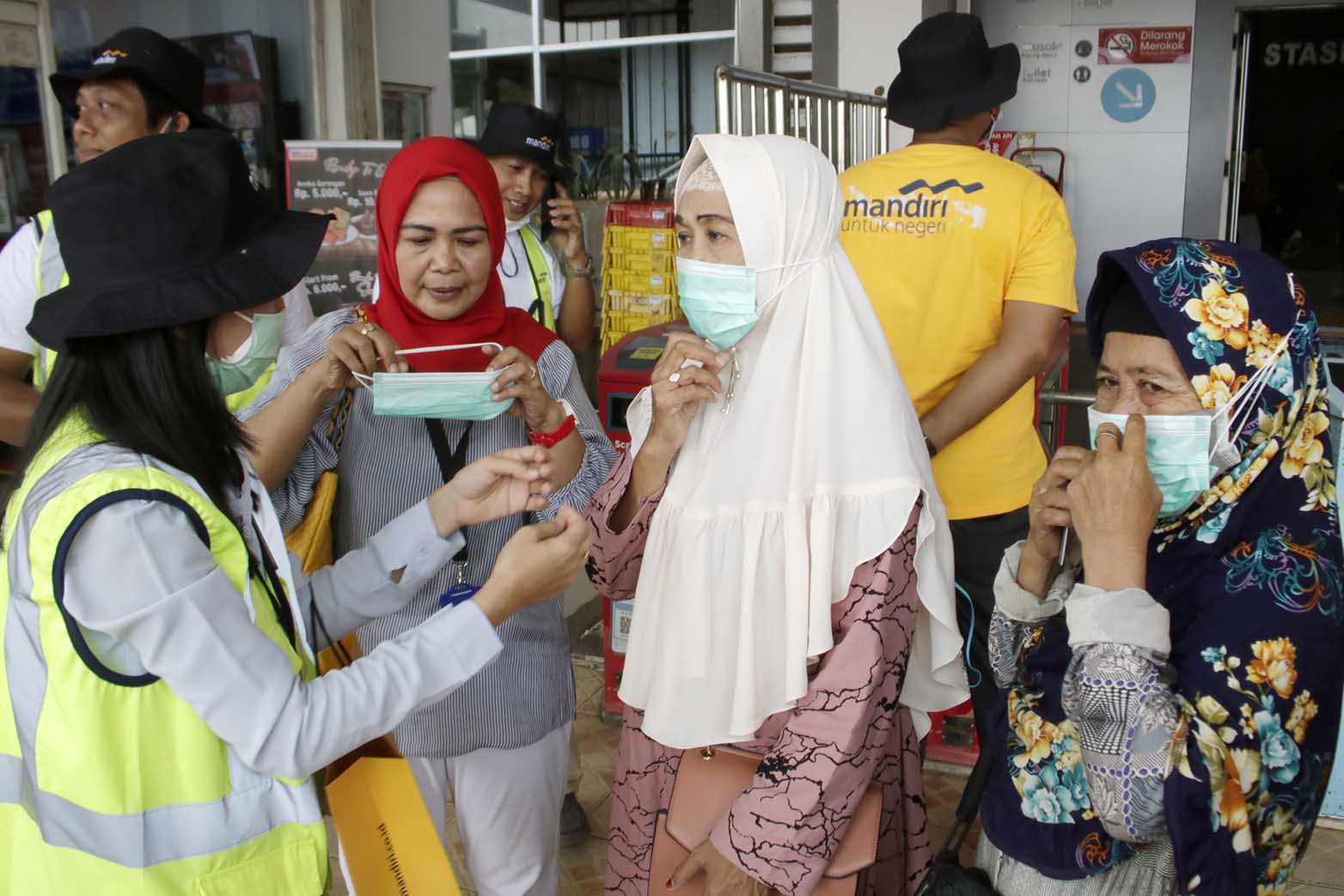 Bagikan Masker Gratis di Depok