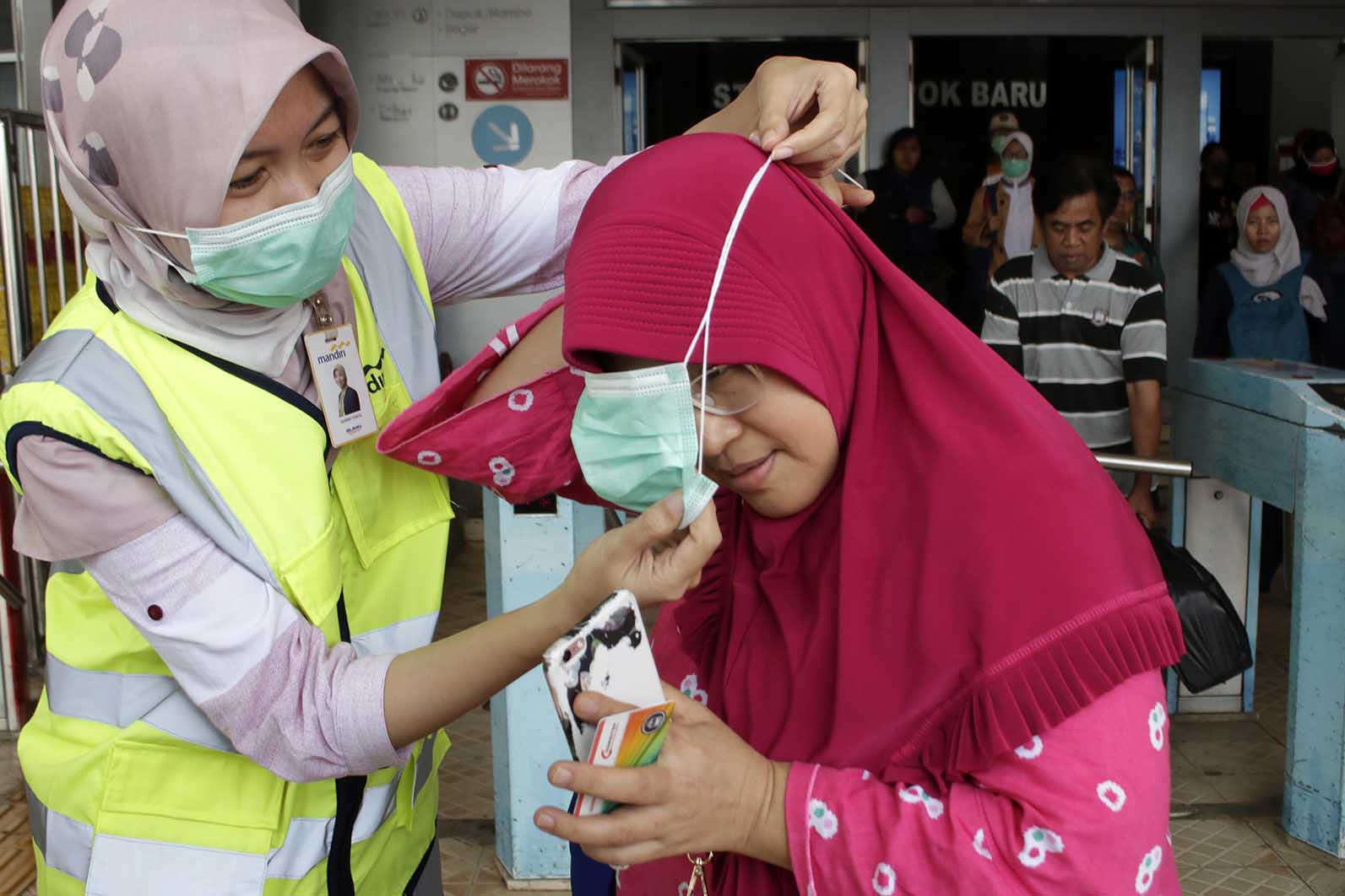 Bagikan Masker Gratis di Depok