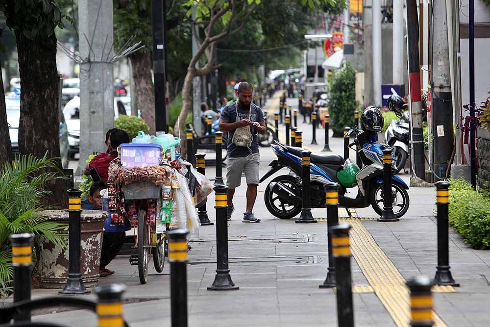 Parkir Di Trotoar Jalan