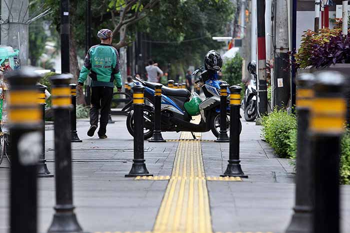 Parkir Di Trotoar Jalan