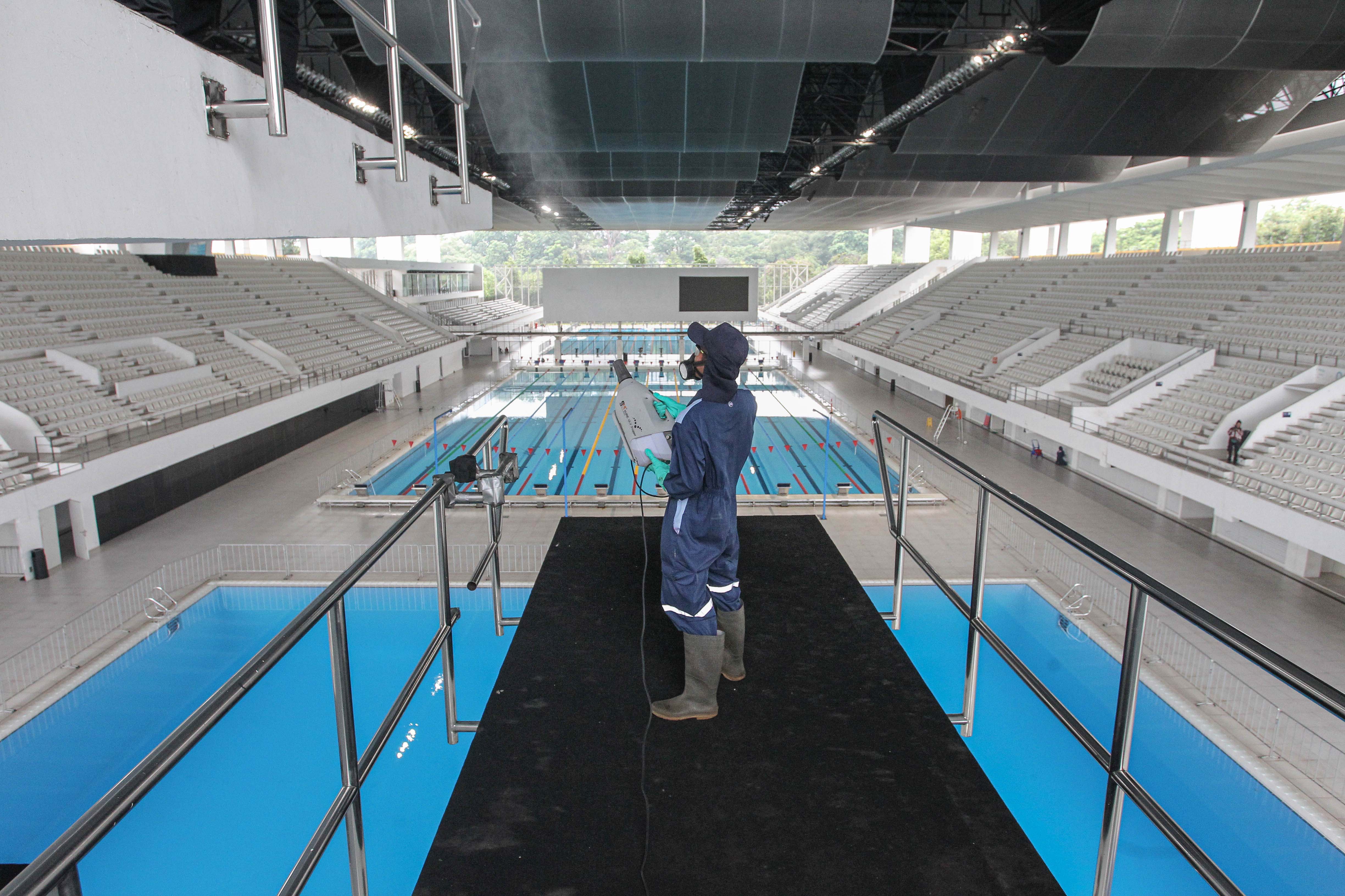 Penyemprotan Disinfektan di Stadion Aquatik