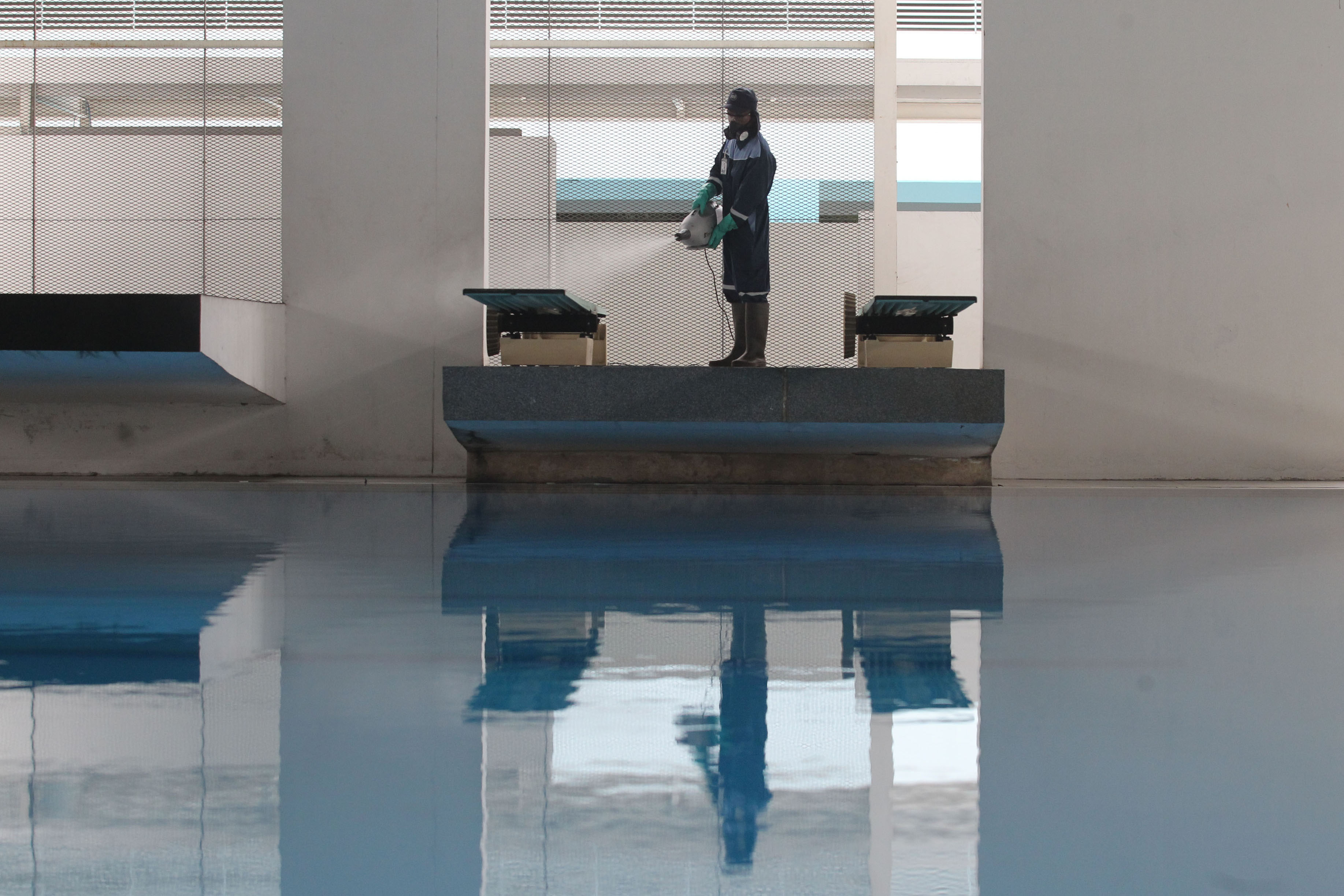 Penyemprotan Disinfektan di Stadion Aquatik