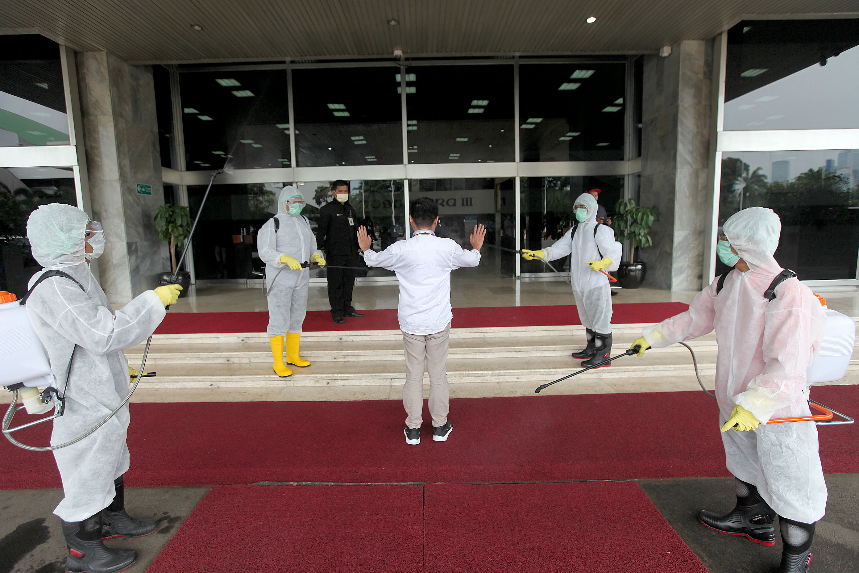 Tangkal Korona di DPR