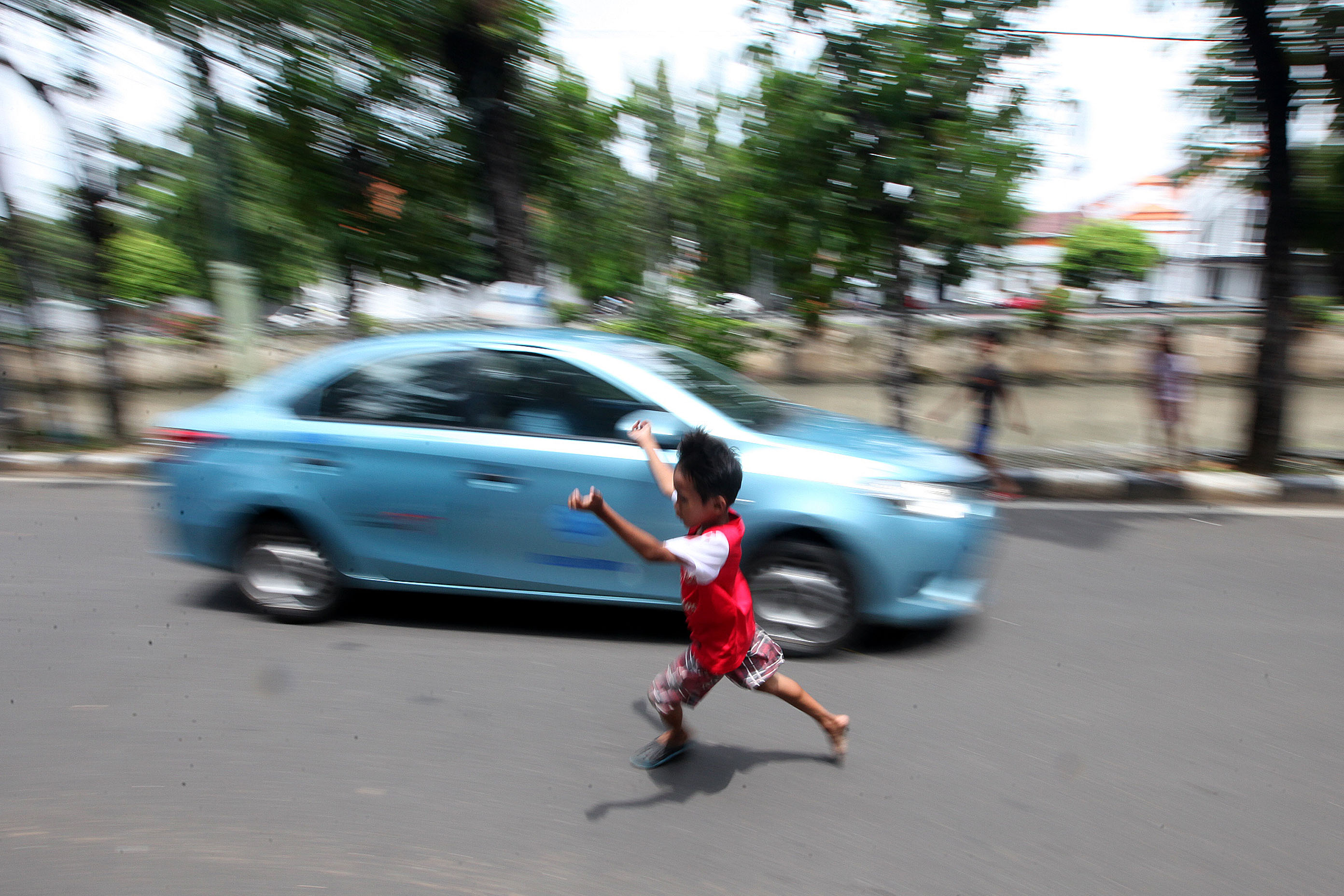 Bermain Bola di Jalan Sepi