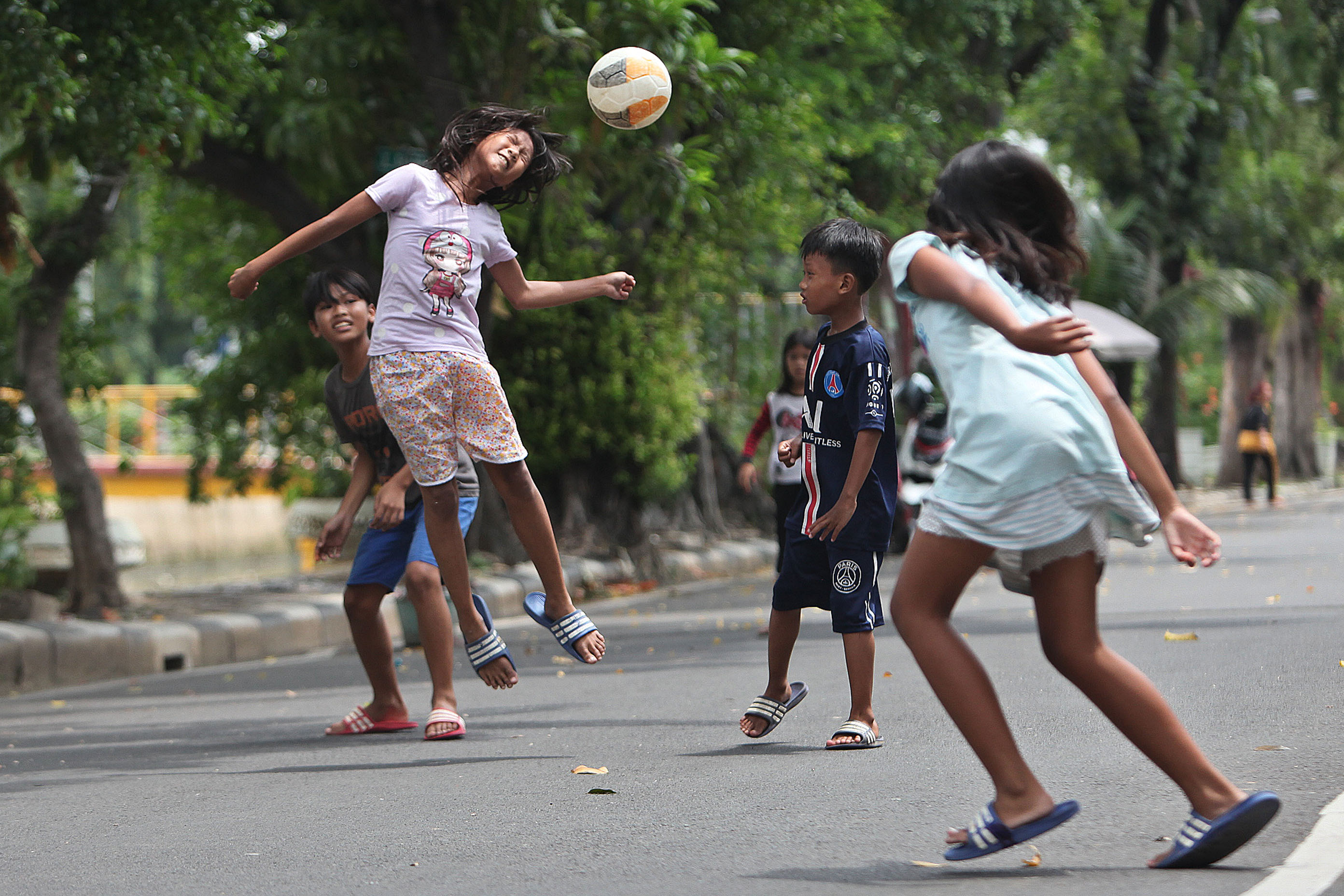 Bermain Bola di Jalan Sepi