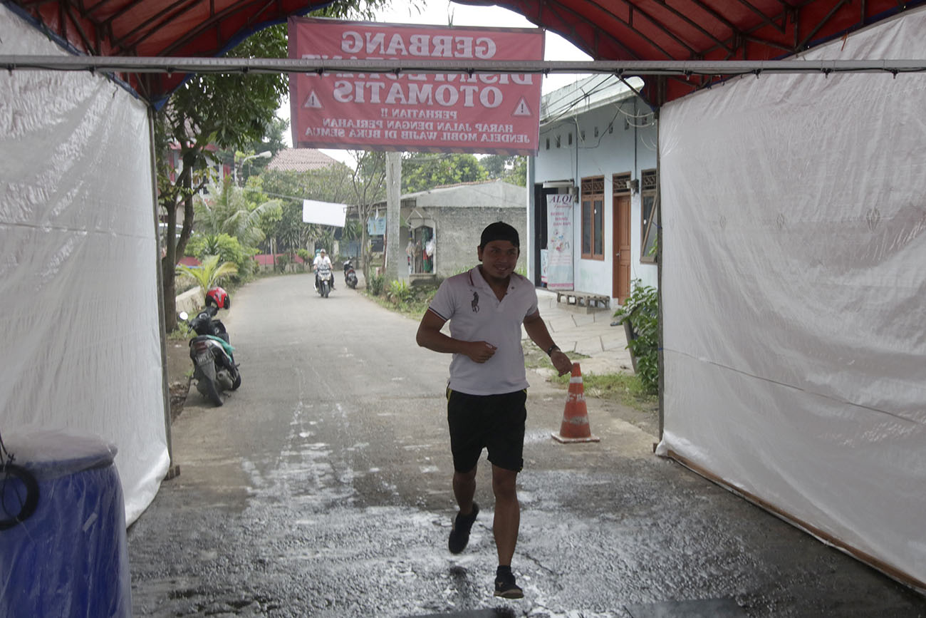 Gerbang Disinfektan Otomatis