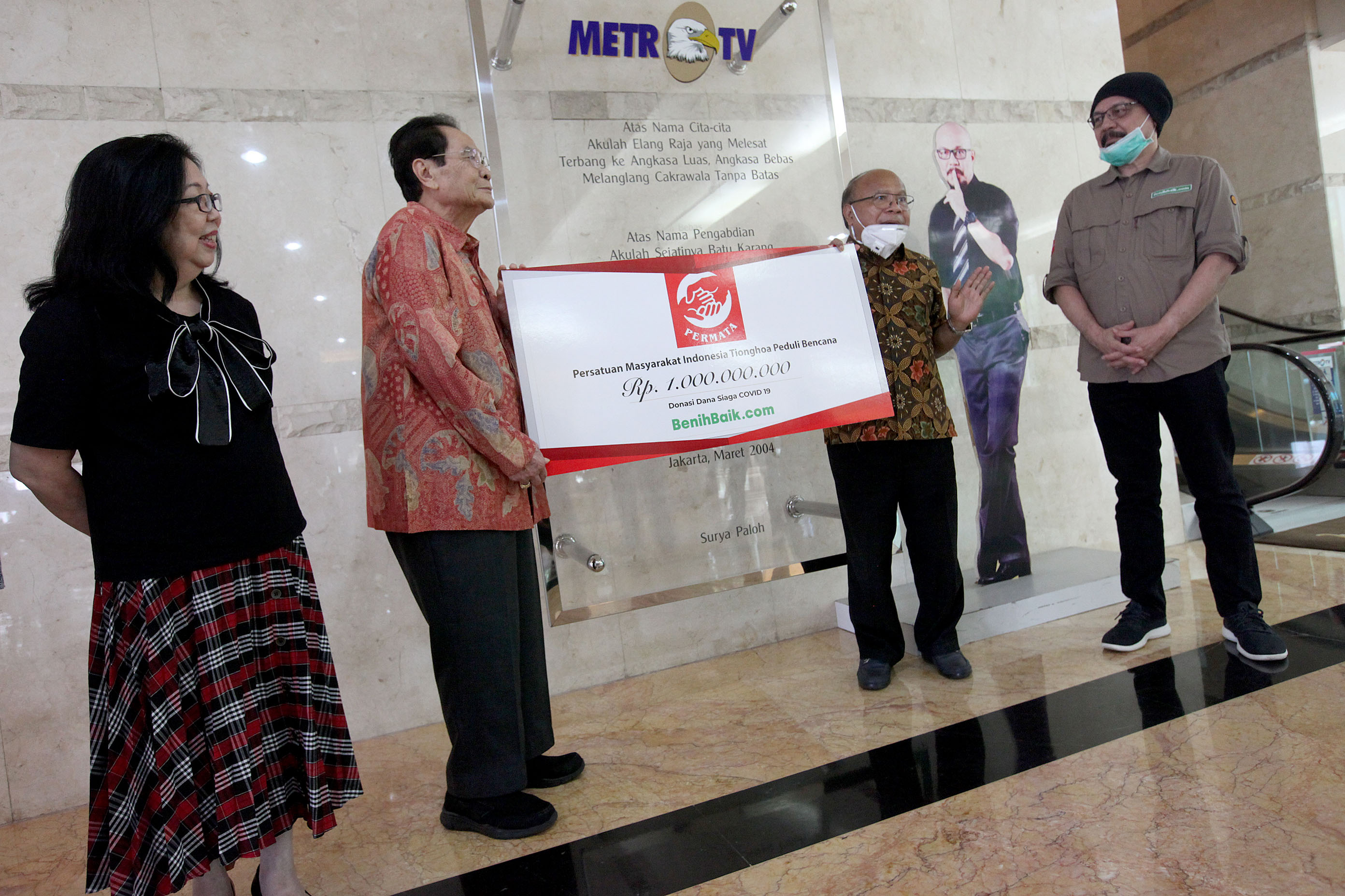 Permata Serahkan Bantuan 1 Milliar