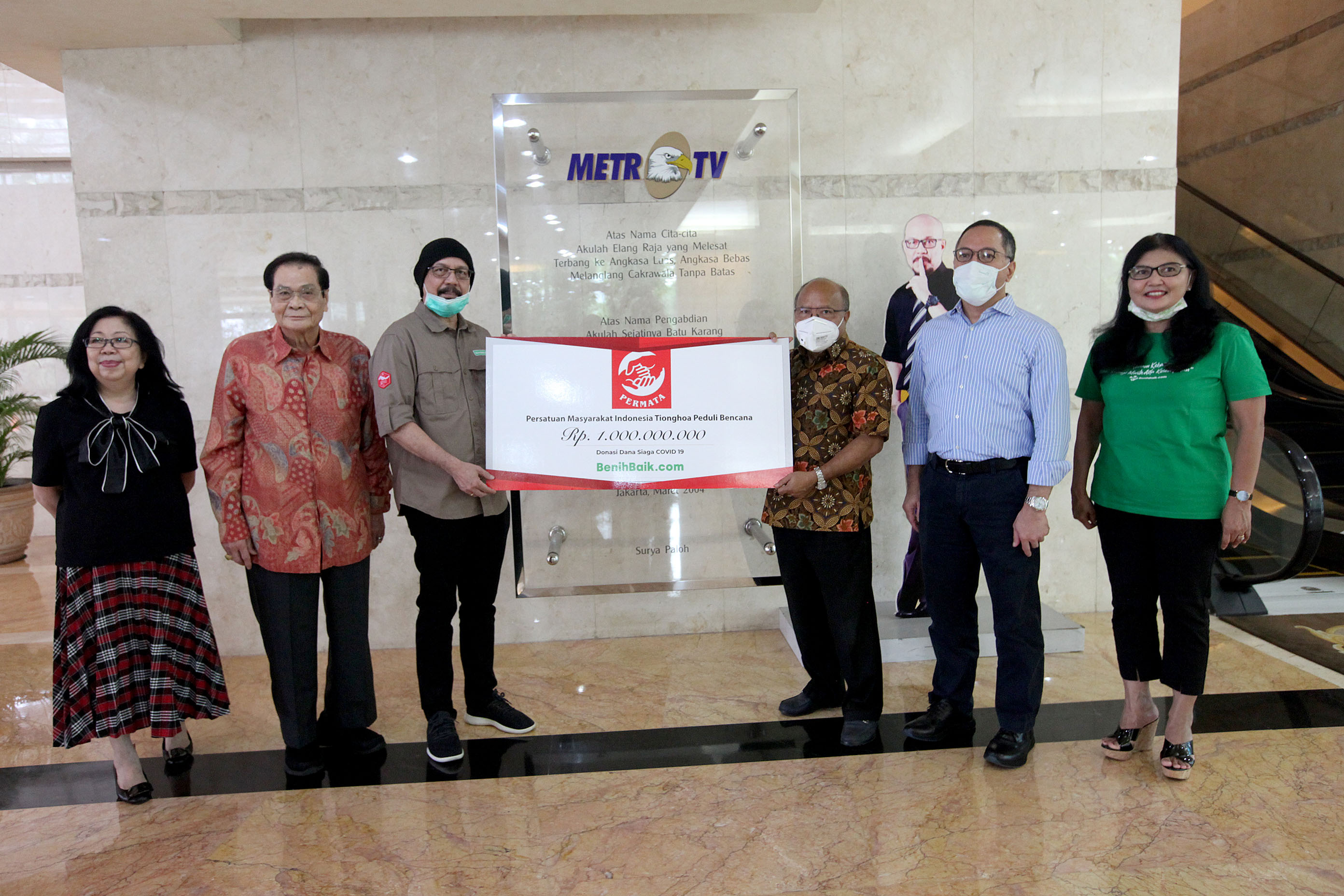 Permata Serahkan Bantuan 1 Milliar