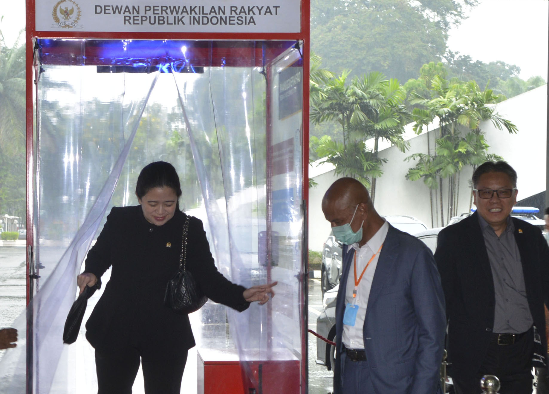 Aksi Puan Maharani Melewati Kotak Disinfektan