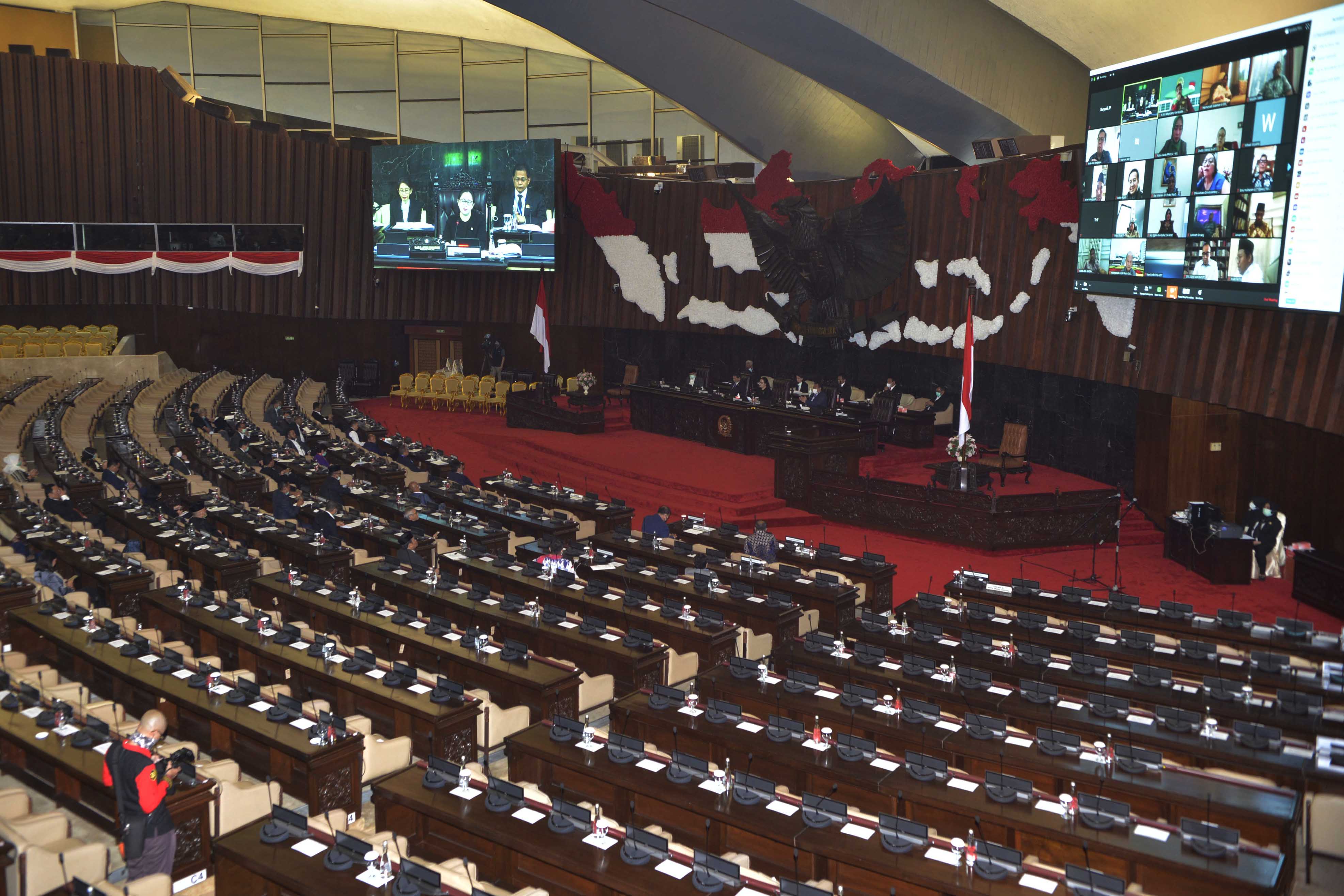 Jaga Jarak di Rapat Paripurna DPR