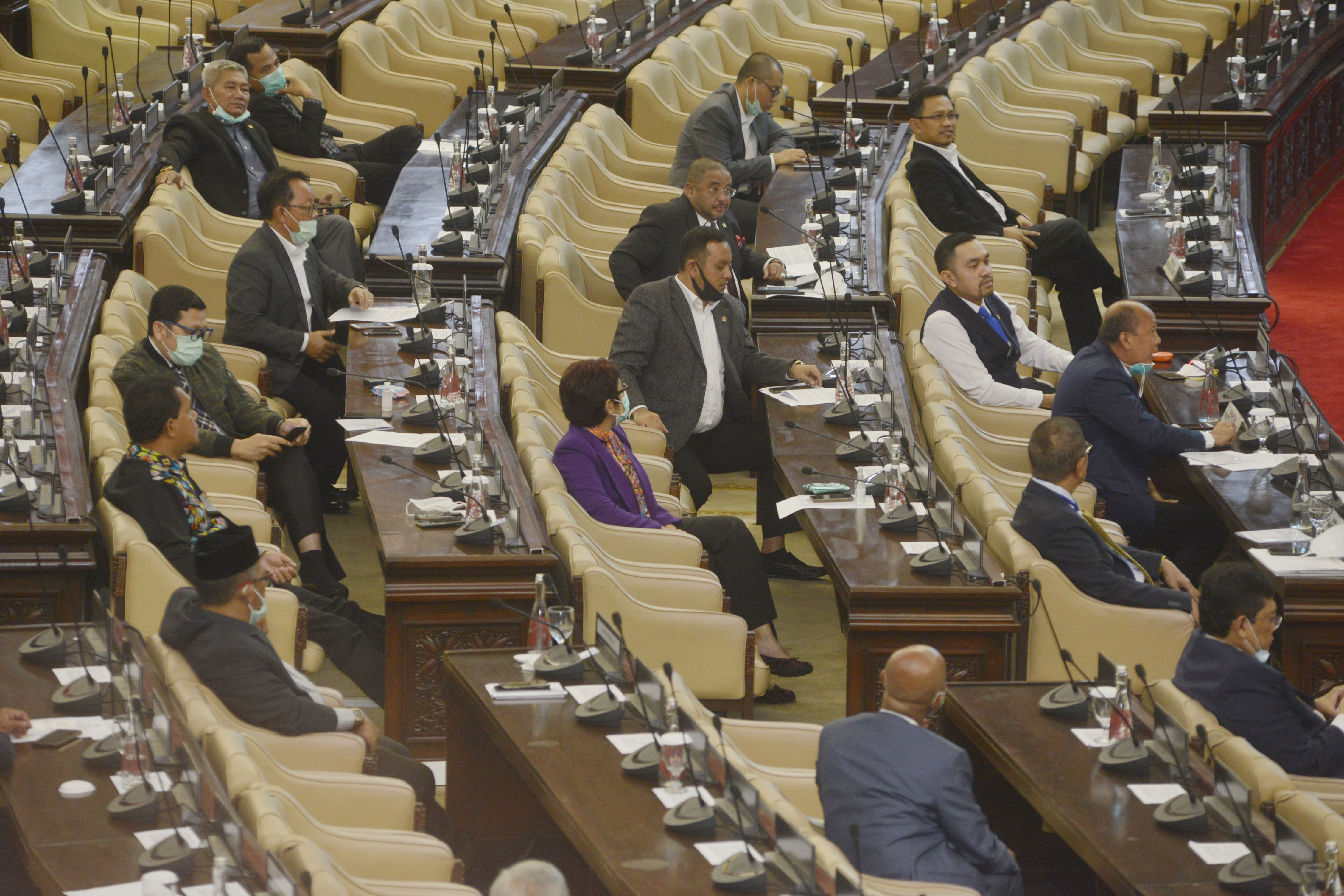 Jaga Jarak di Rapat Paripurna DPR