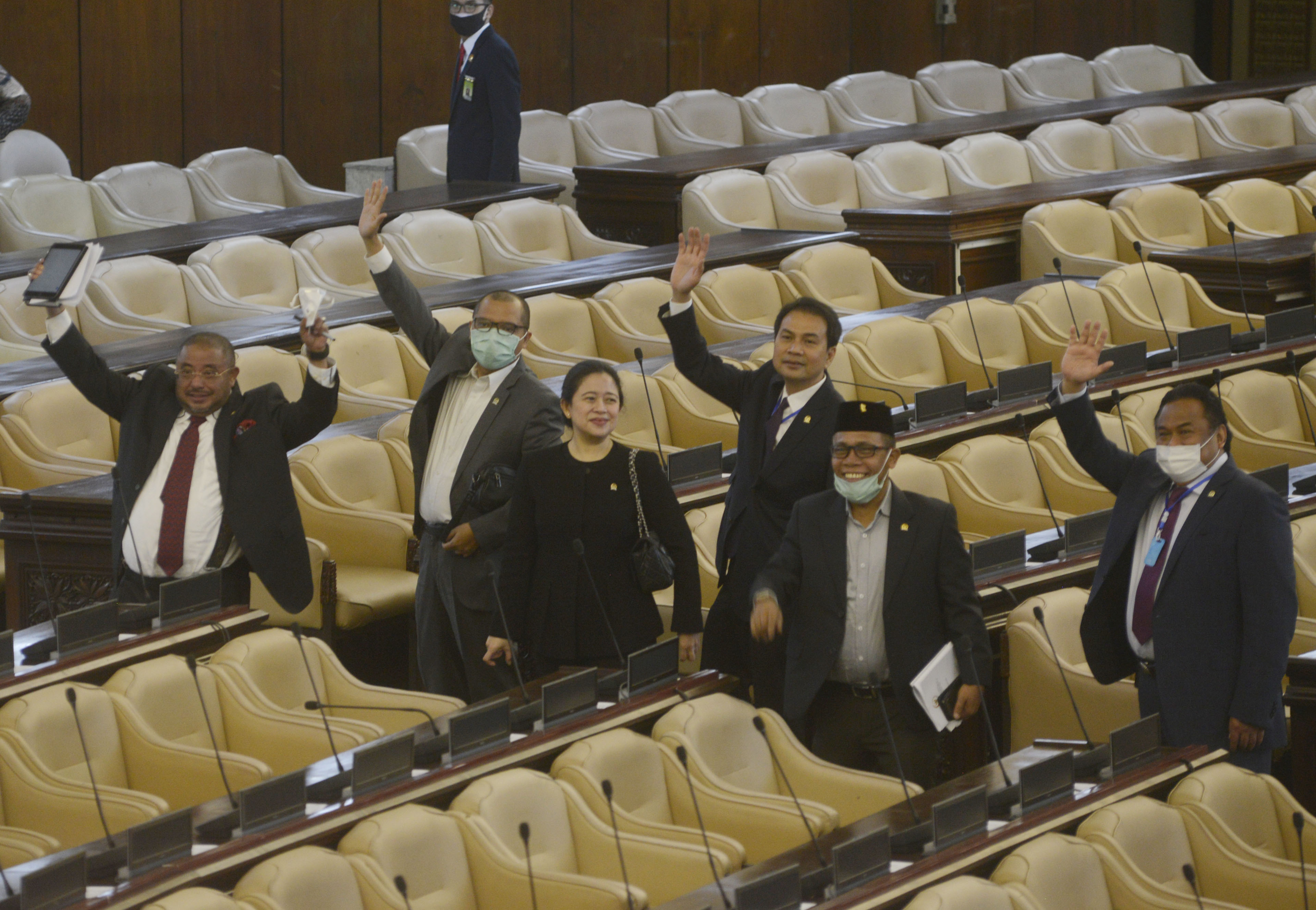 Jaga Jarak di Rapat Paripurna DPR