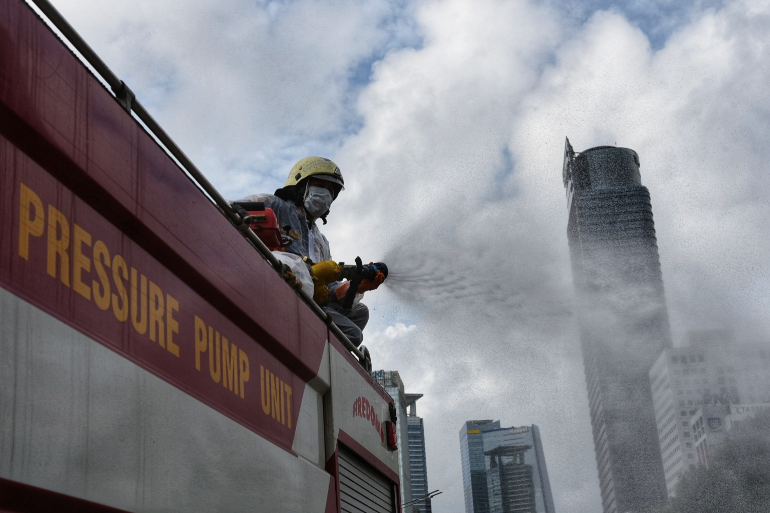 Penyemprotan Disinfektan Secara Masif di Jakarta