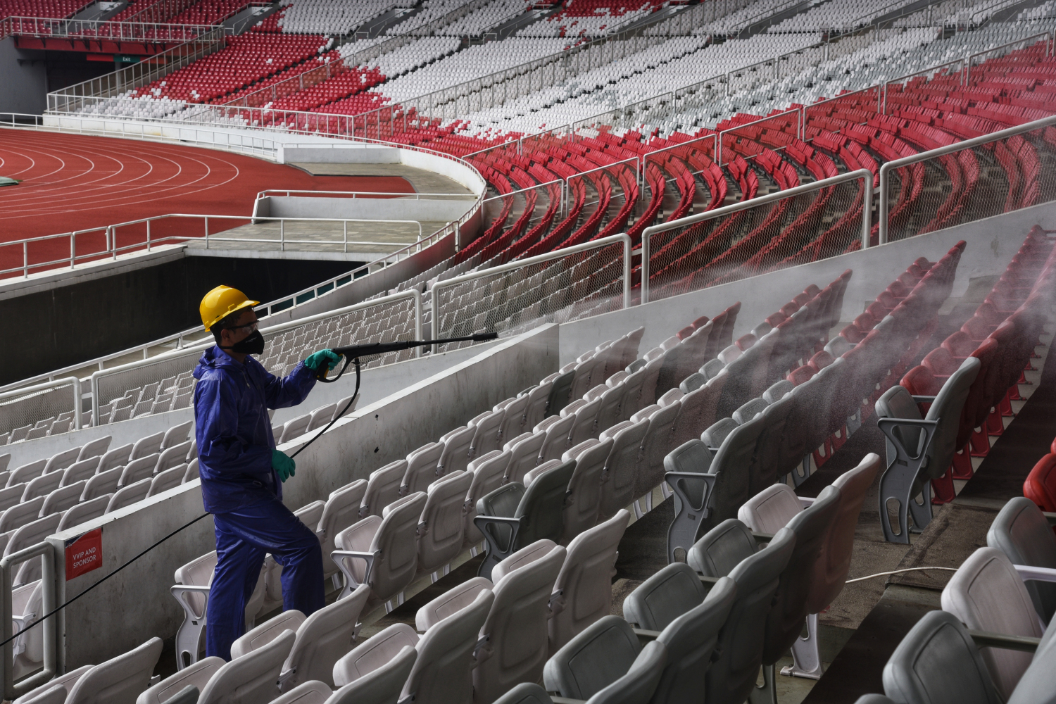 Stadion GBK Disemprot Disinfektan