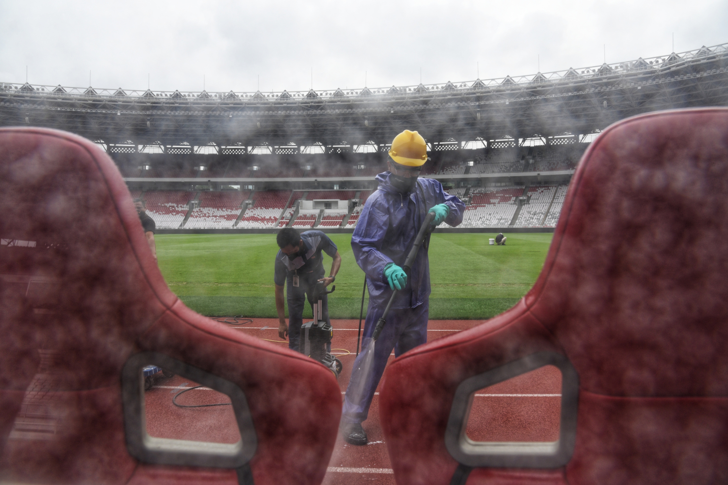 Stadion GBK Disemprot Disinfektan