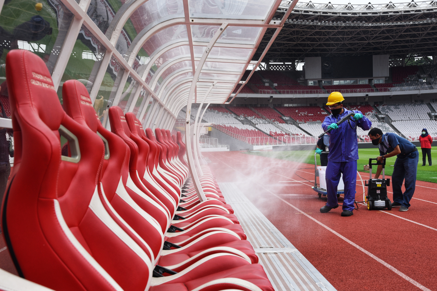 Stadion GBK Disemprot Disinfektan