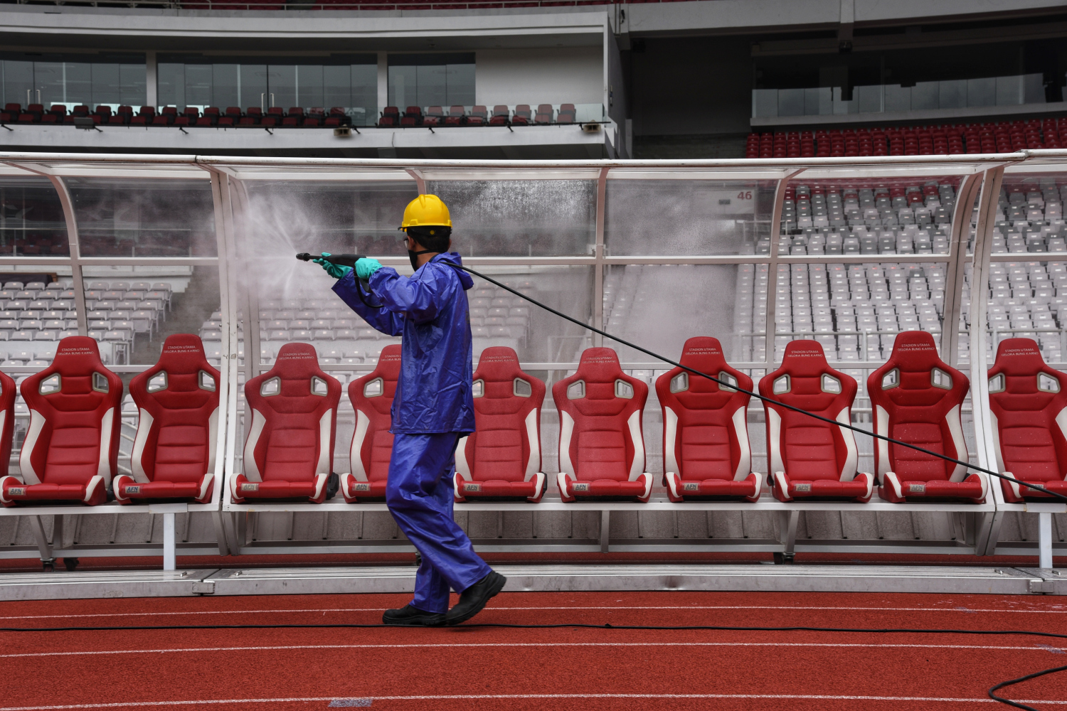 Stadion GBK Disemprot Disinfektan
