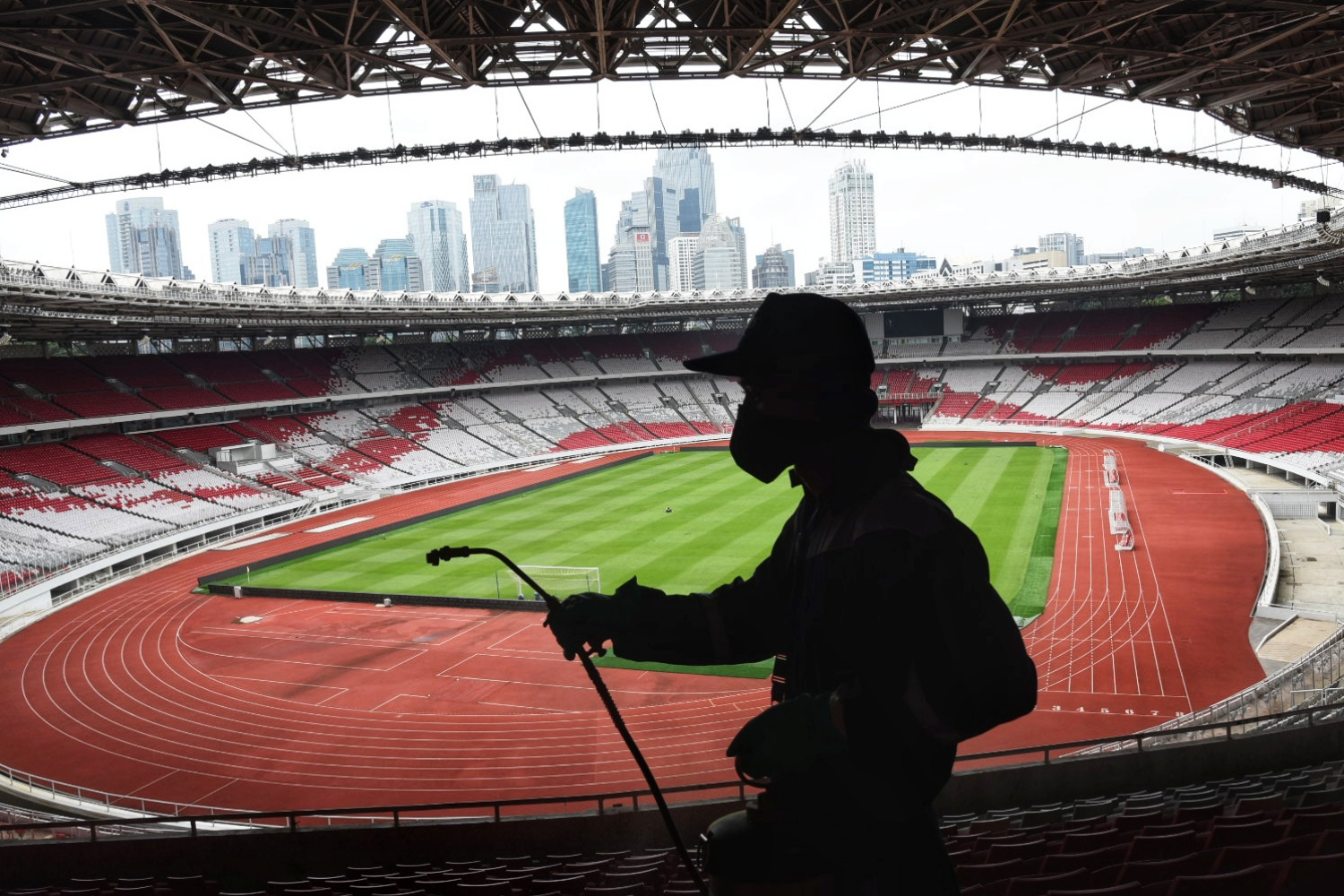 Stadion GBK Disemprot Disinfektan