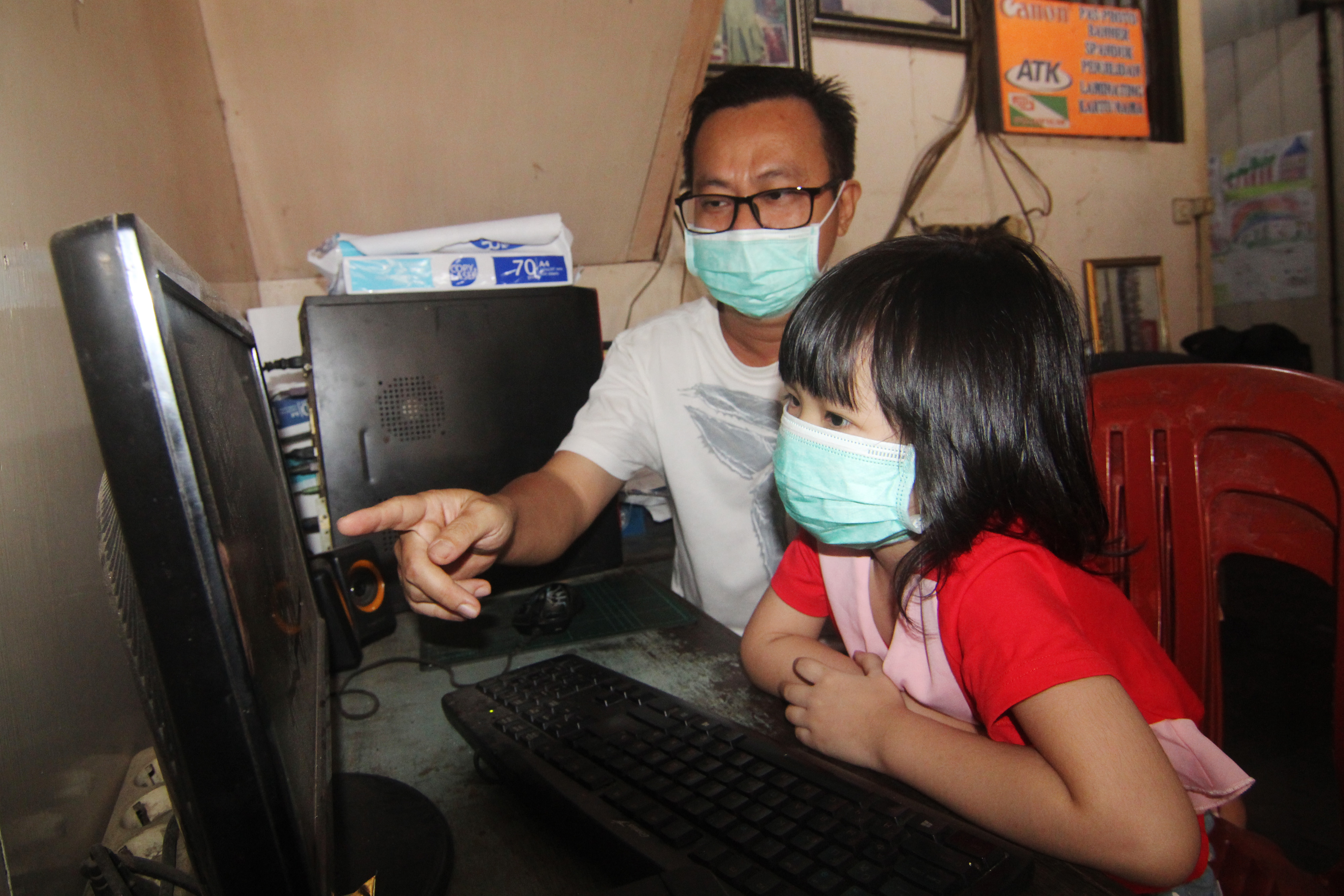 Ayah dan Anak Penyintas Kanker: Kami Butuh Masker Harga Normal