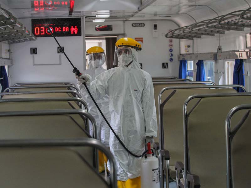 Semprotkan Cairan Disinfektan Dalam Gerbong Kereta Api 