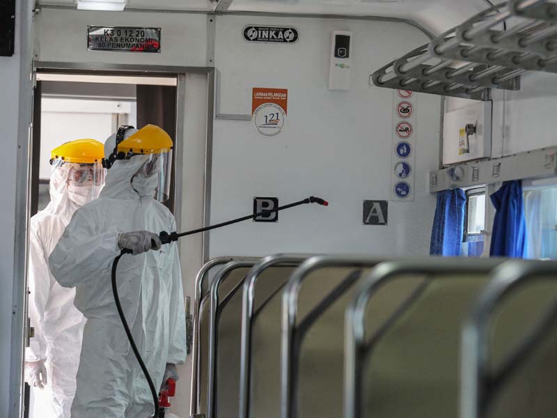 Semprotkan Cairan Disinfektan Dalam Gerbong Kereta Api 