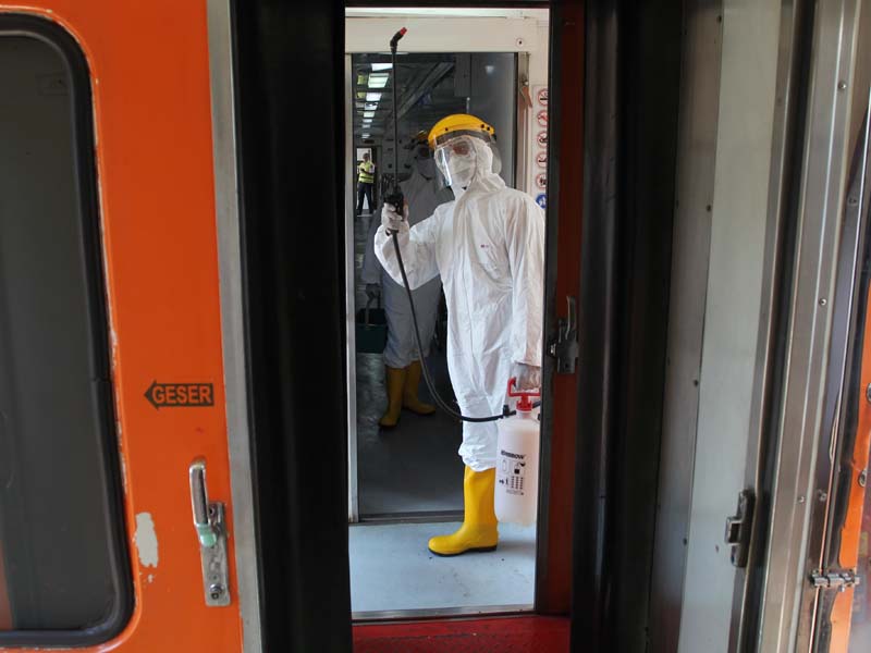 Semprotkan Cairan Disinfektan Dalam Gerbong Kereta Api 