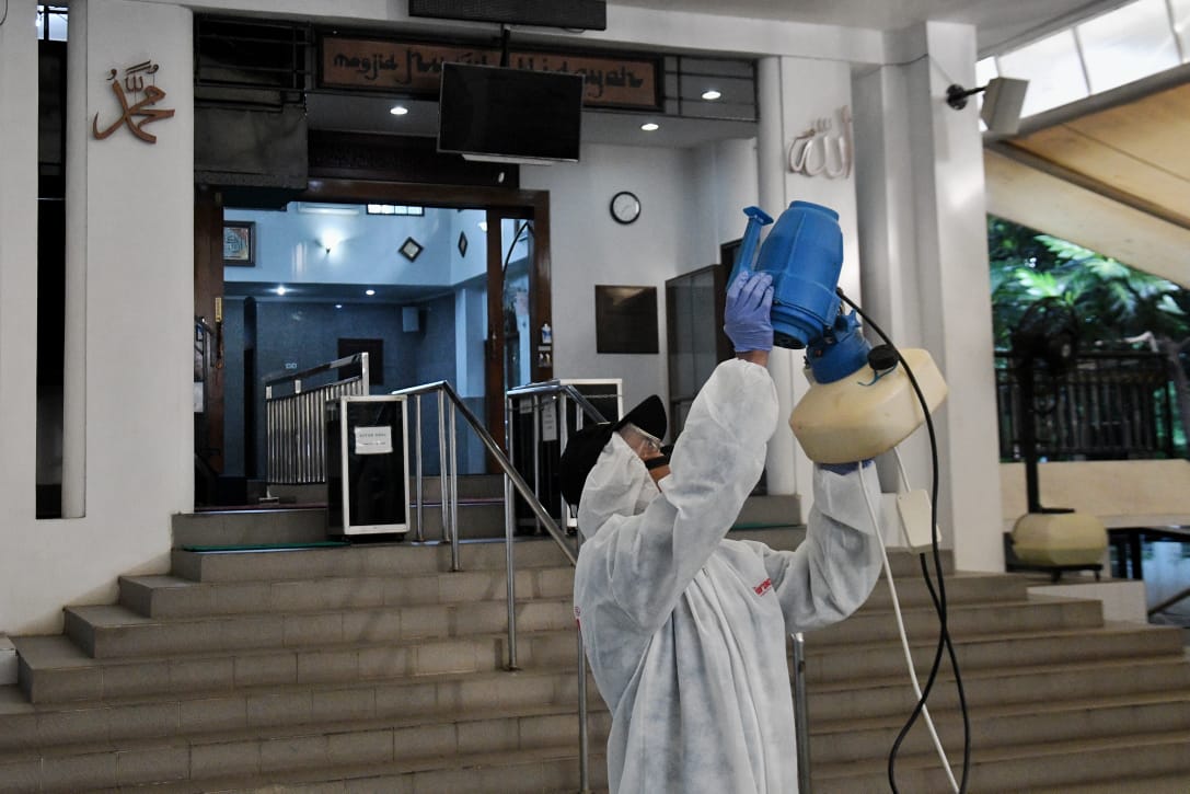 Penyemprotan Disinfektan di Masjid