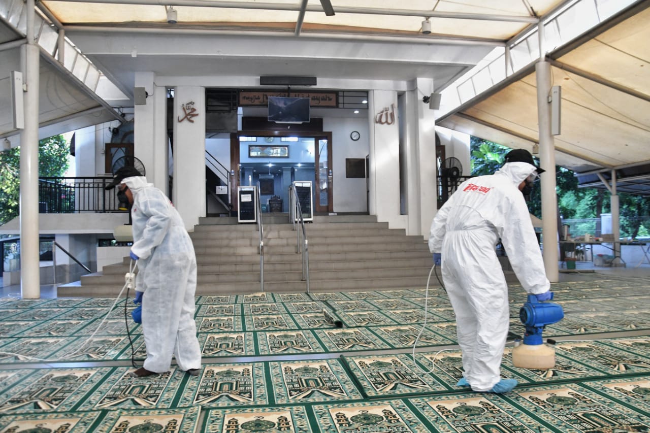Penyemprotan Disinfektan di Masjid
