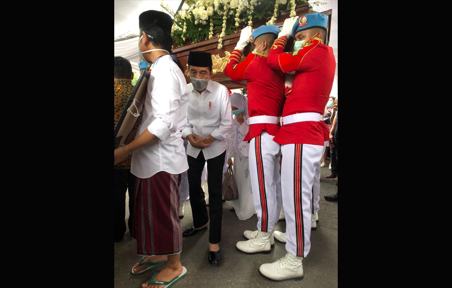 Prosesi Pemakaman Ibunda Presiden Jokowi