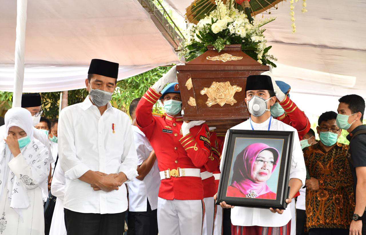 Prosesi Pemakaman Ibunda Presiden Jokowi